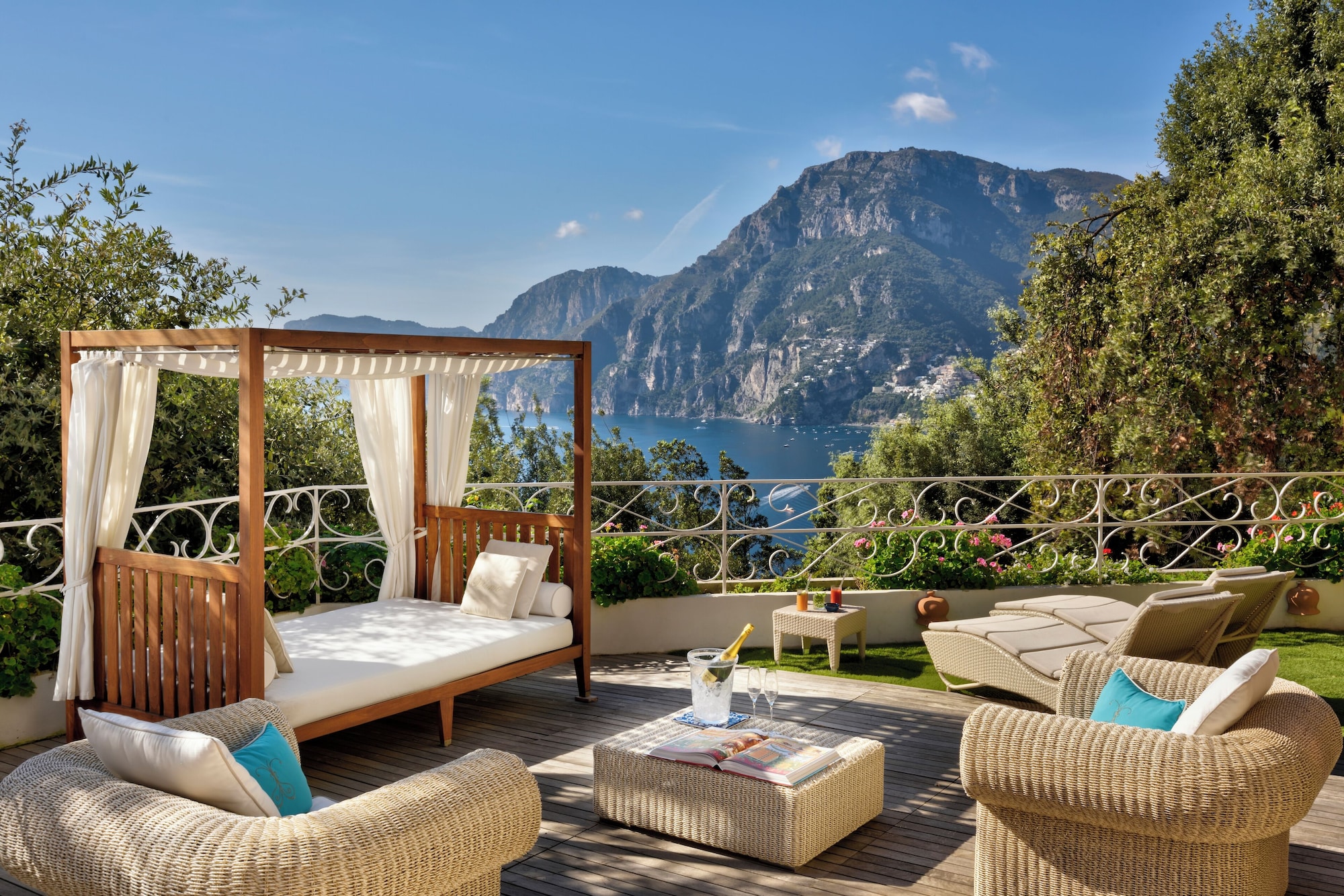 奢华套房， 1 张特大床和 1 张梳化床， 露台