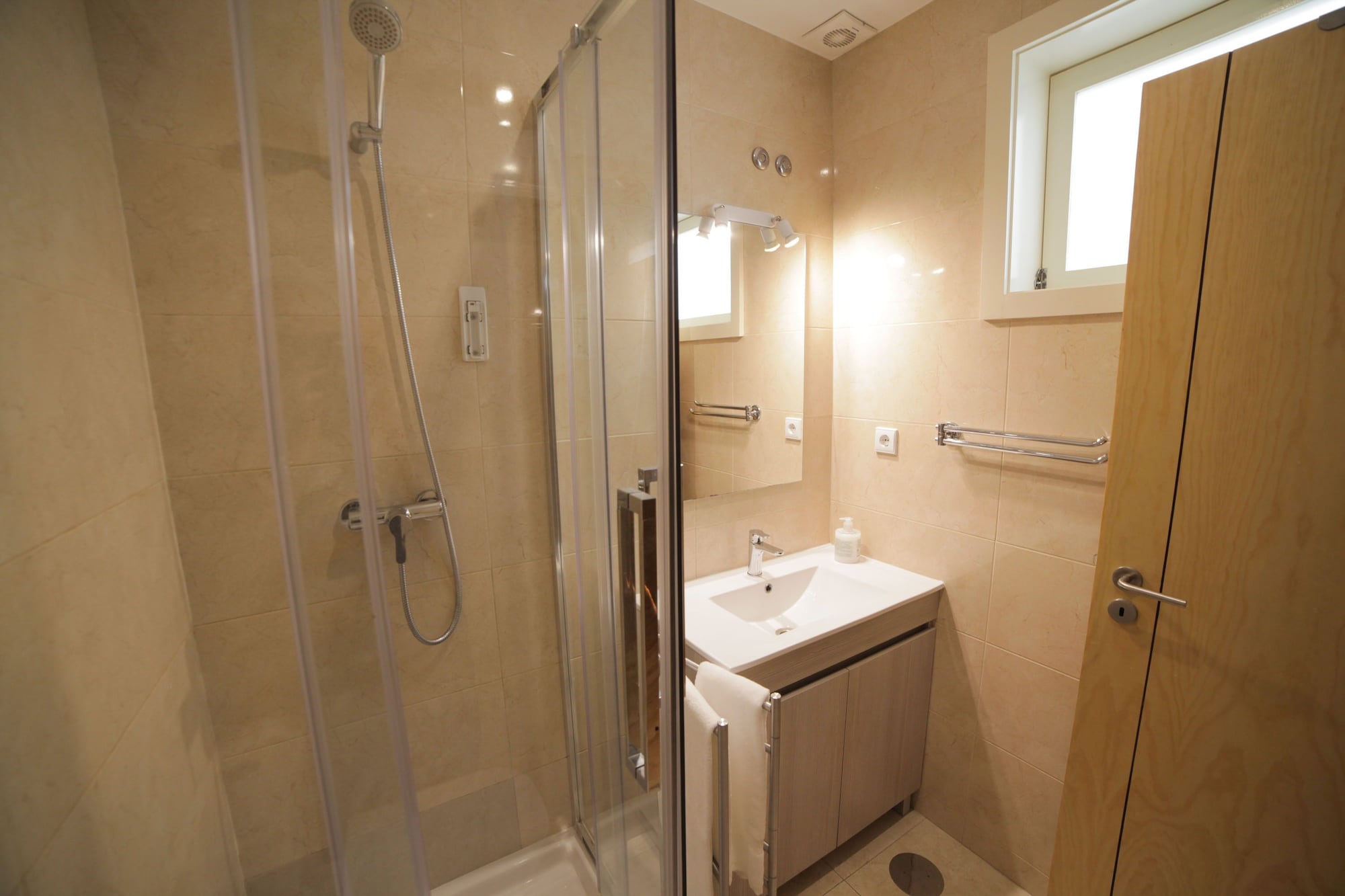 标准开间， 1 张双人床， 城市景观 （3F）