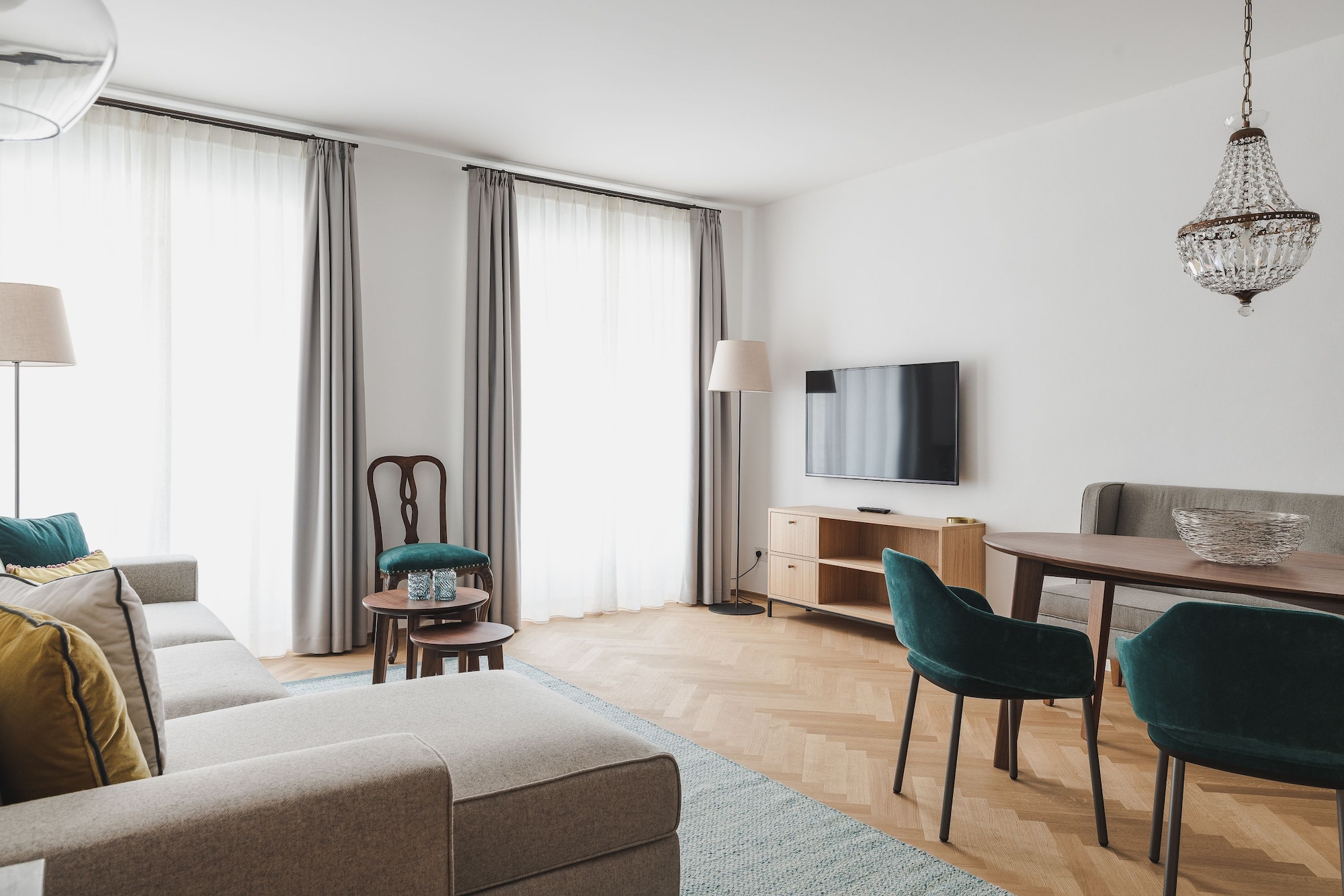 高级公寓， 2 间卧室， 双浴室， 城市景观