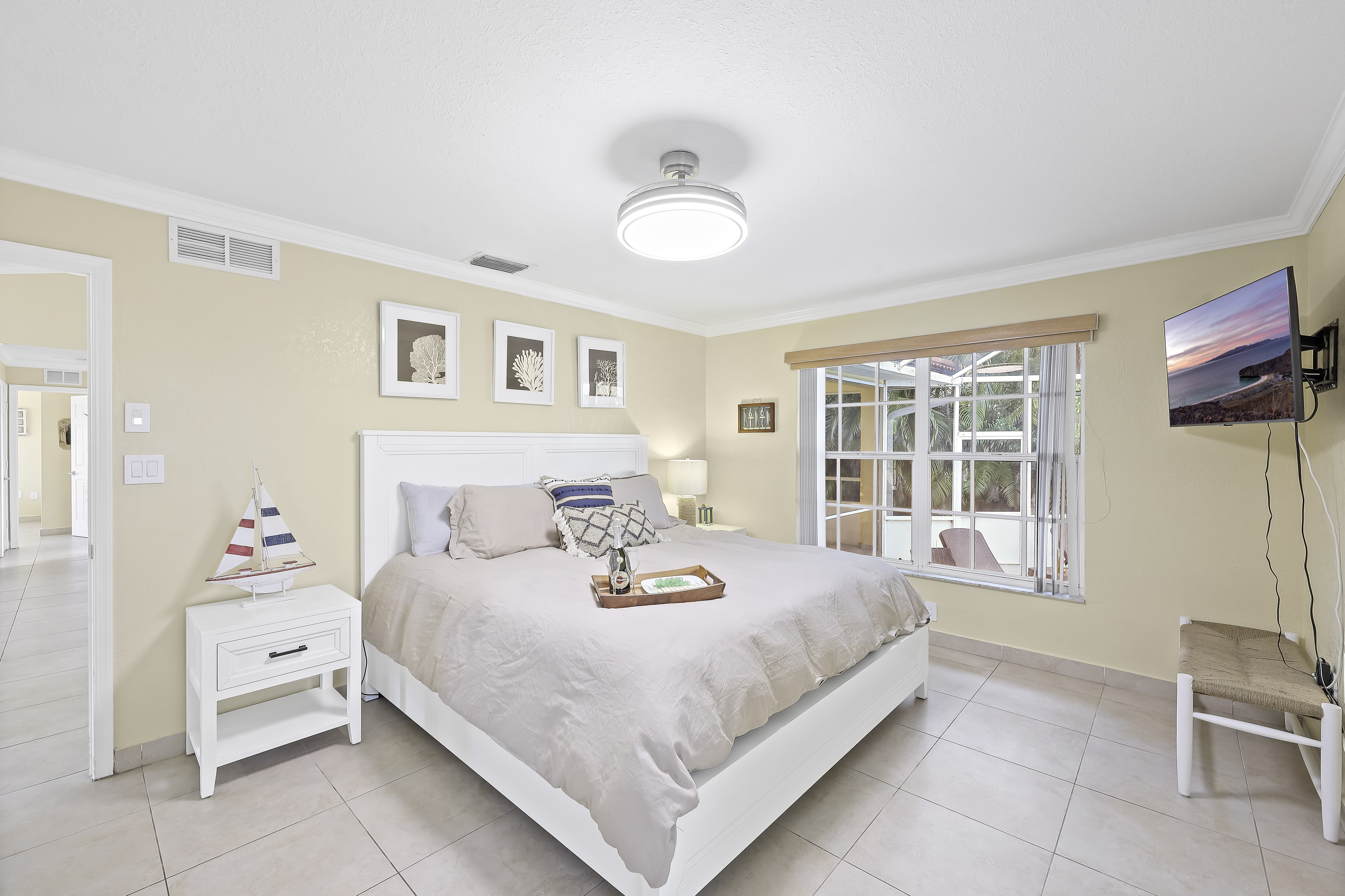 大型泳池和风景运河-迷人海滨避风港