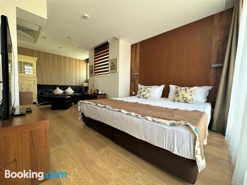 带阳台和海景的豪华双人房