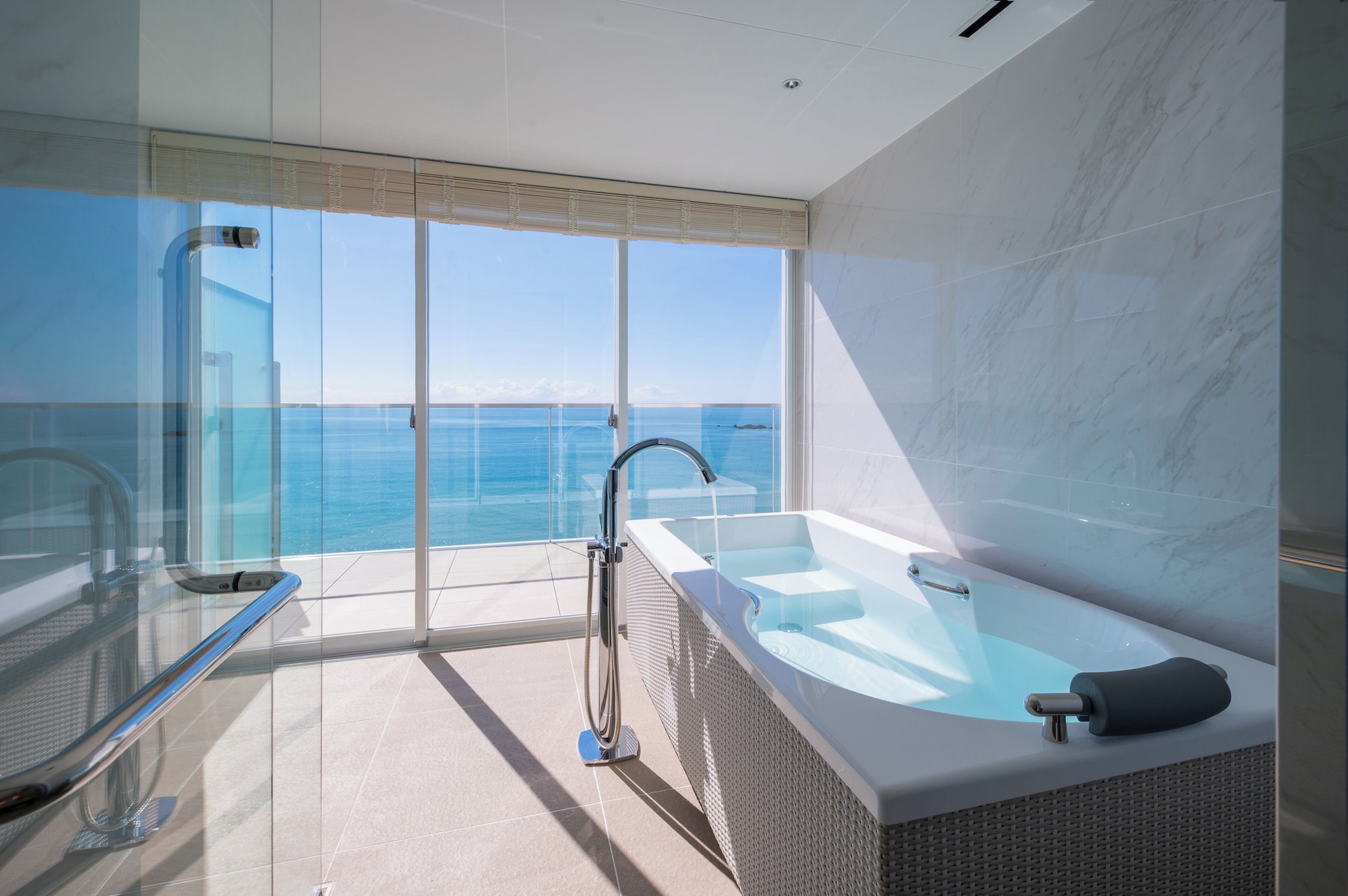 豪华阳台套房，禁烟（含早餐 + 法式晚餐【晚餐时间：7:30~8:00PM】）