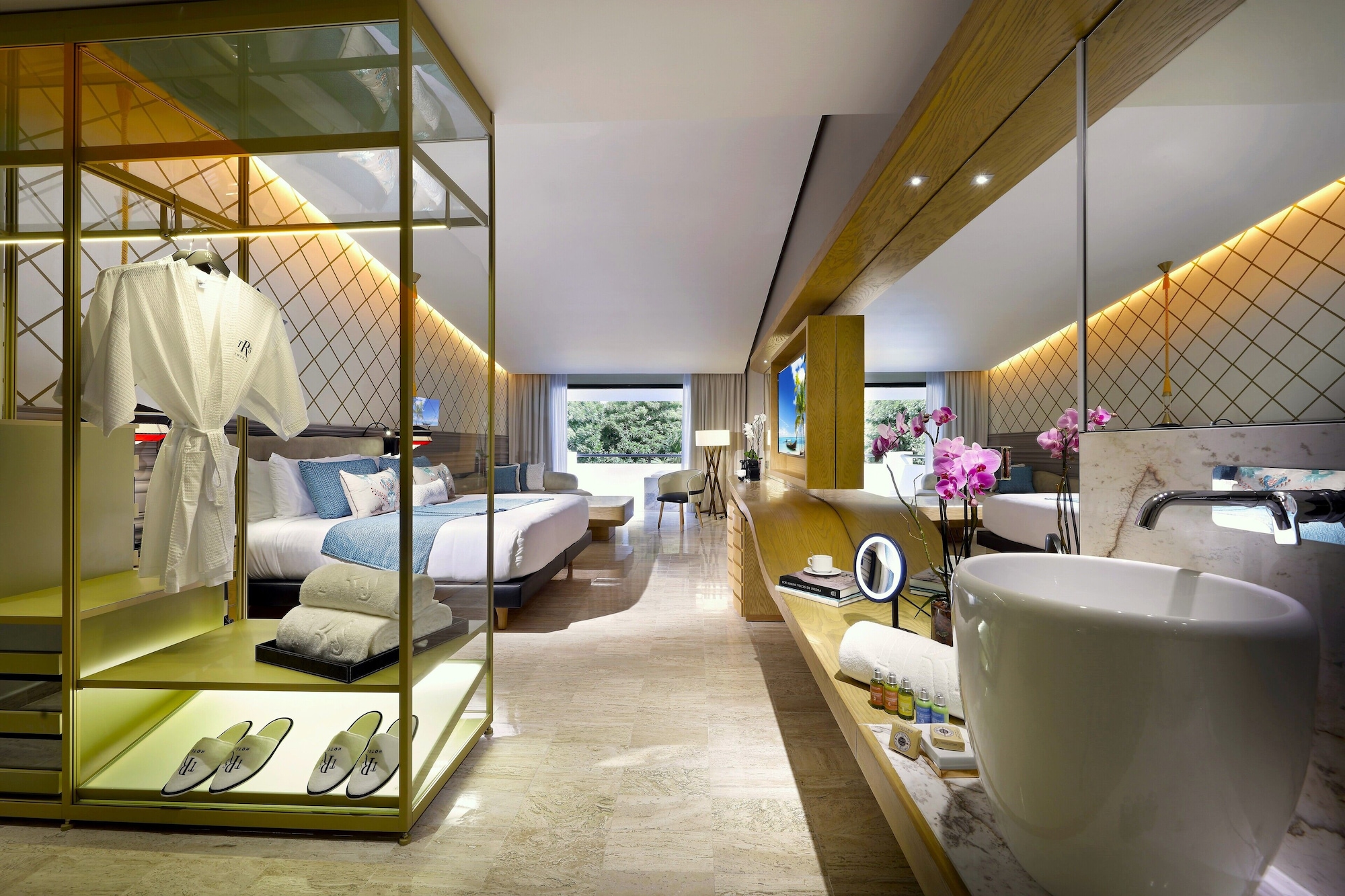 池畔小型套房 - 带按摩浴缸露台