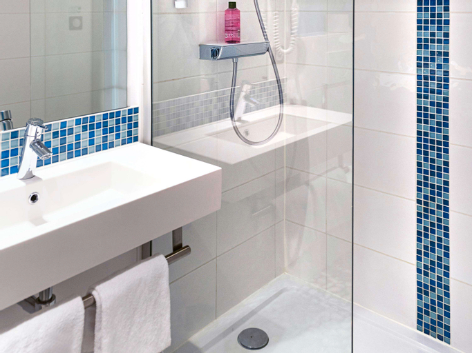 高级房，配备 1 张双人床、沙发和办公桌