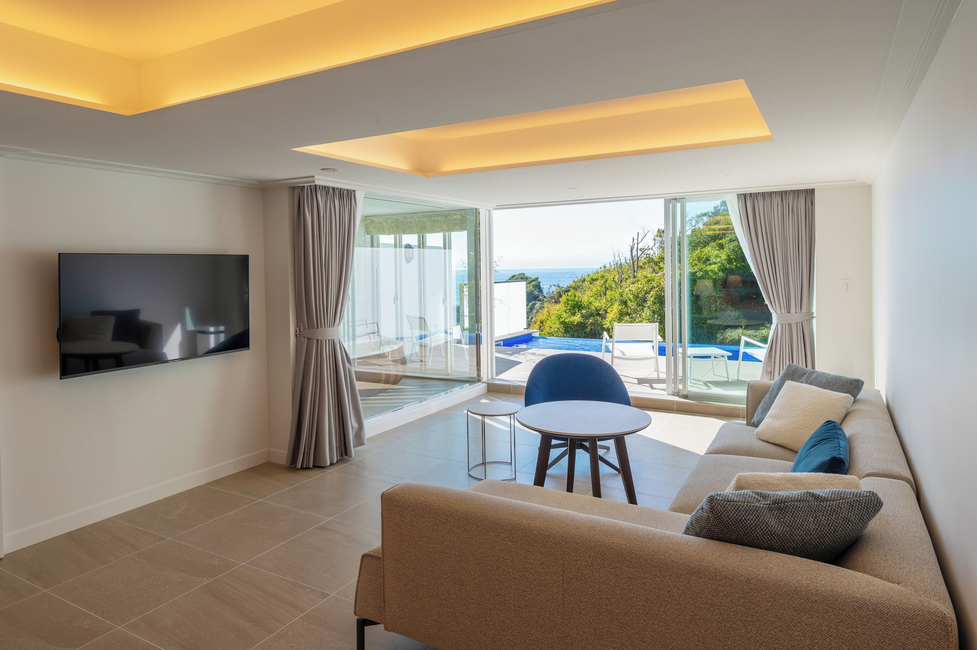 豪华泳池套房，无烟（含早餐 + 法式晚餐 【用餐时间：下午5:00~5:30】）