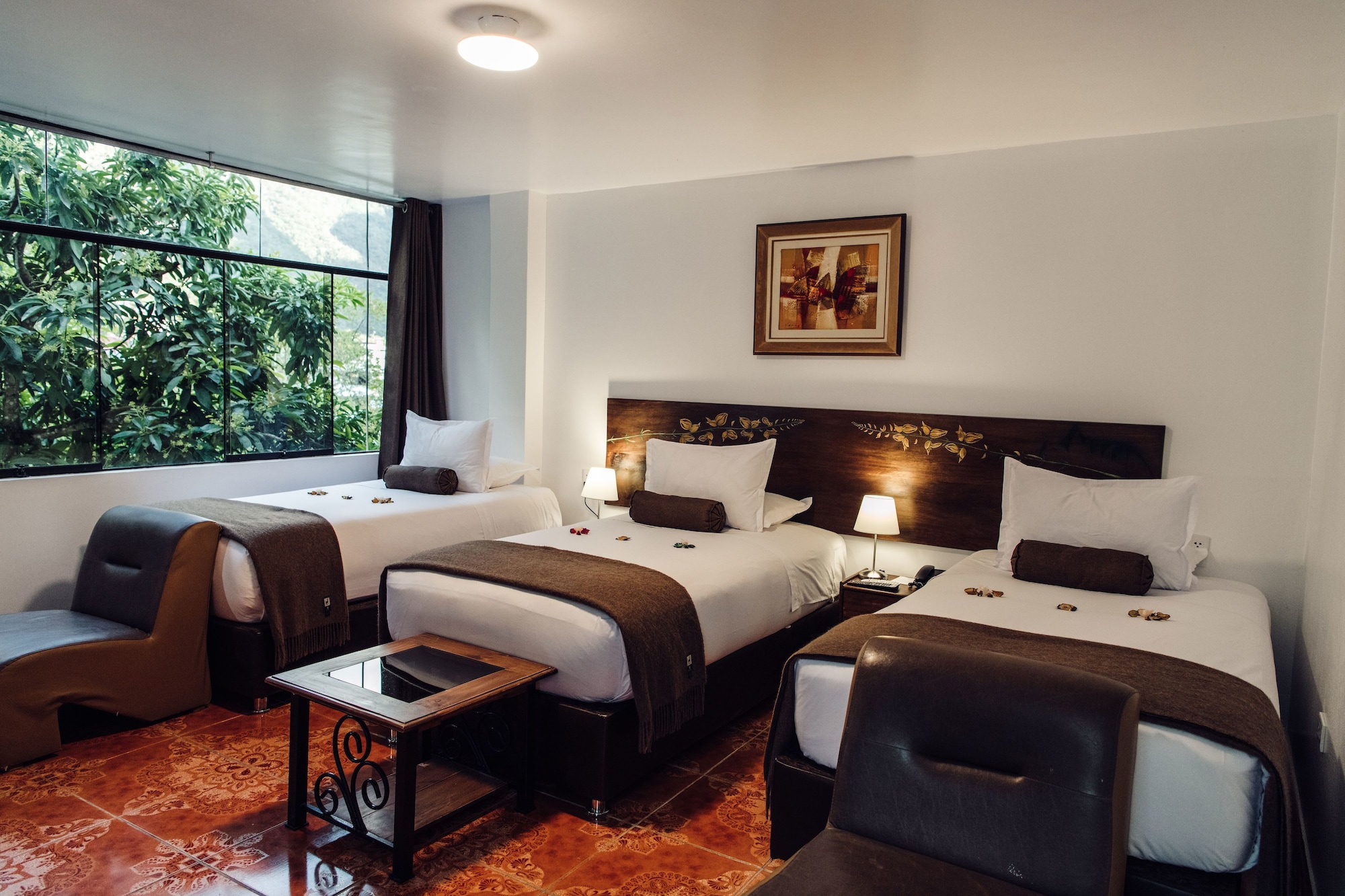 高级三人房， 3 张单人床， 山景