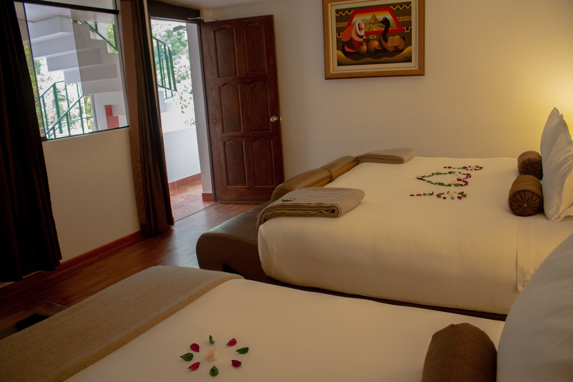 家庭高级房，1张特大床和1张单人床住所