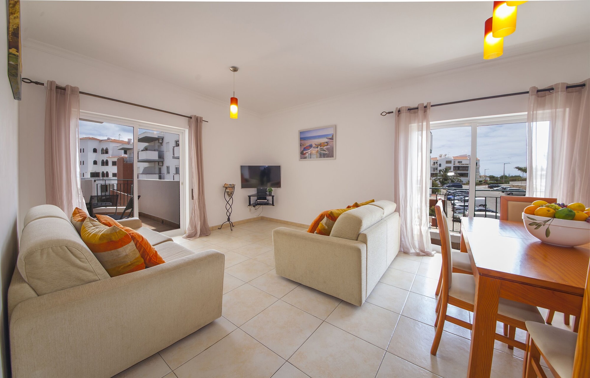 带阳台的两卧室公寓