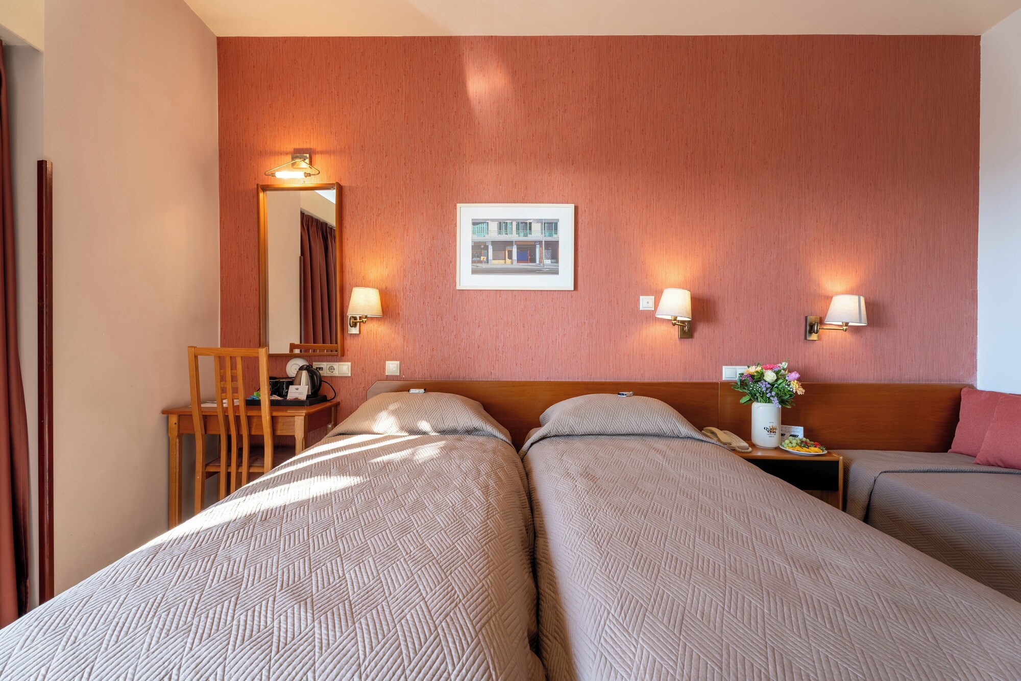 带阳台和海景的三人房