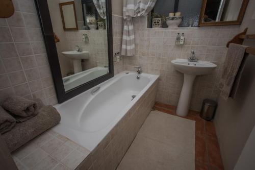 带山景的双人间