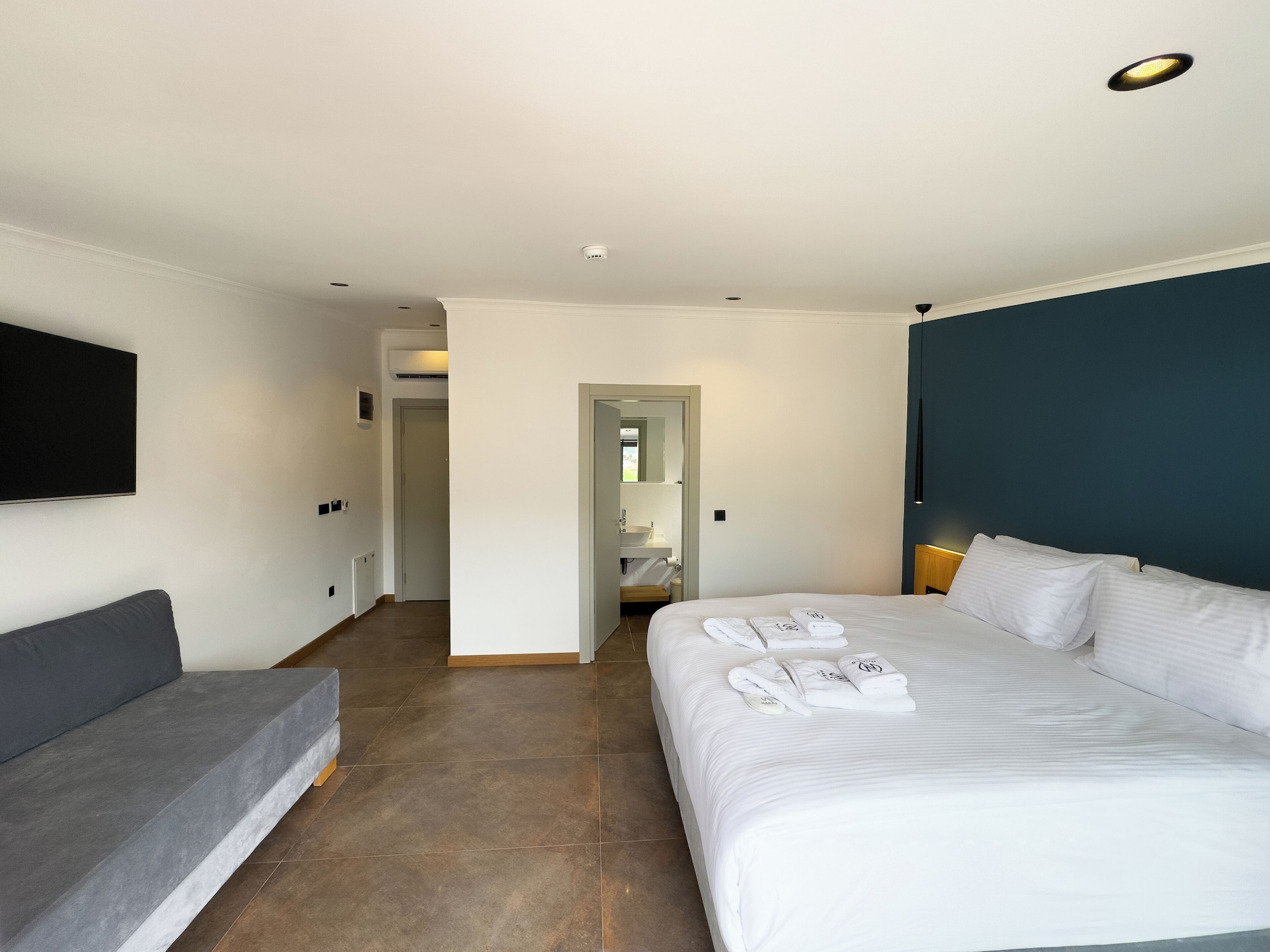 标准双人房， 1 张特大床， 山景