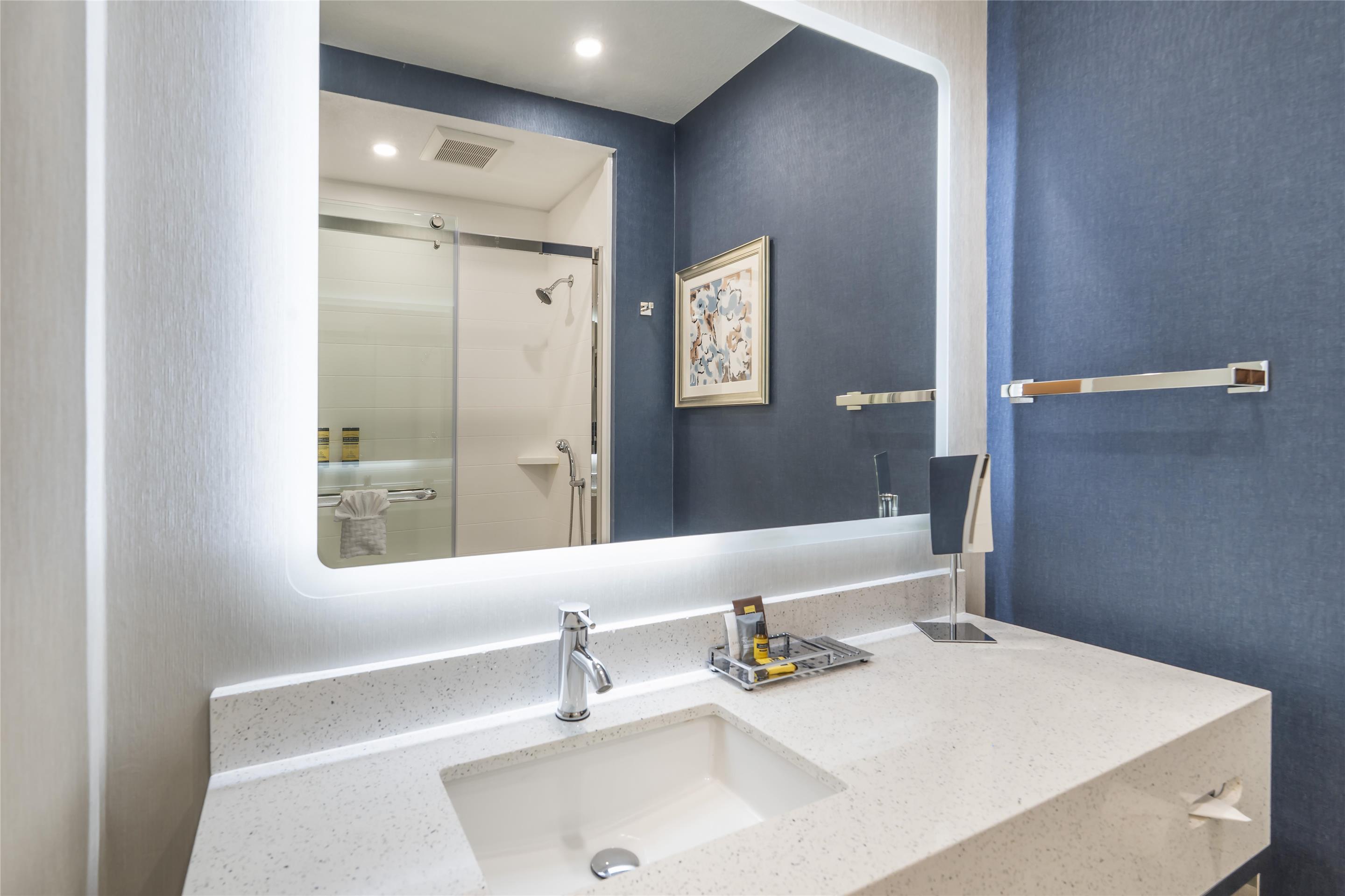 2张双人床，无烟房，高速互联网接入，咖啡机，吹风机，熨斗和熨衣板