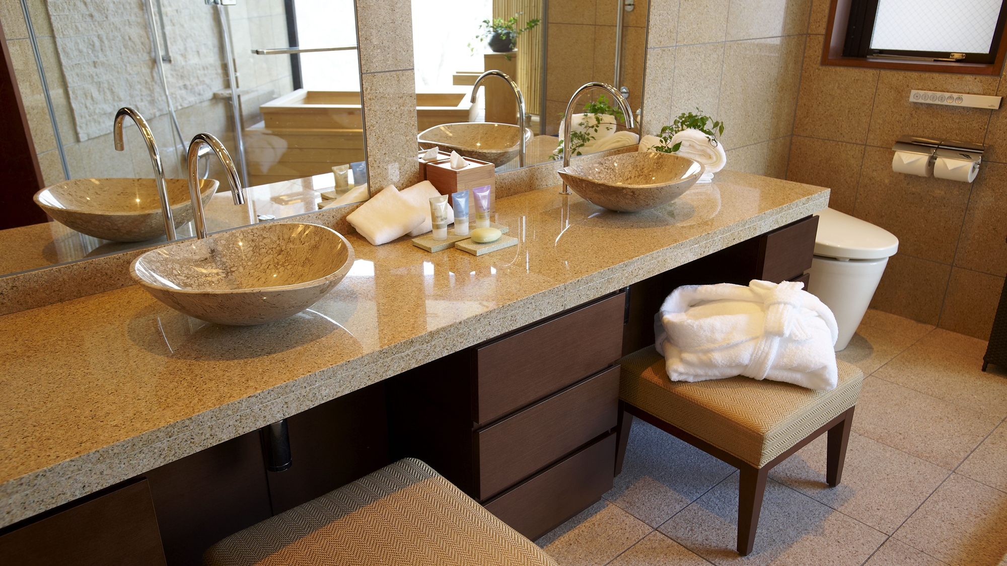 奢华套房和洋式双床房，山脉及河景无烟房（带温泉风吕的全景套房，112平方米）