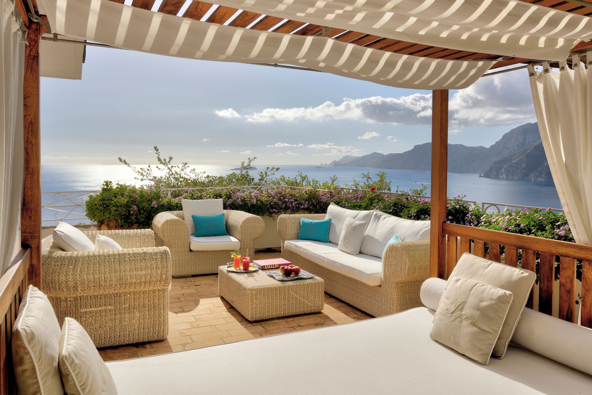 全景套房，一张特大床加梳化床，带热水浴缸，海景