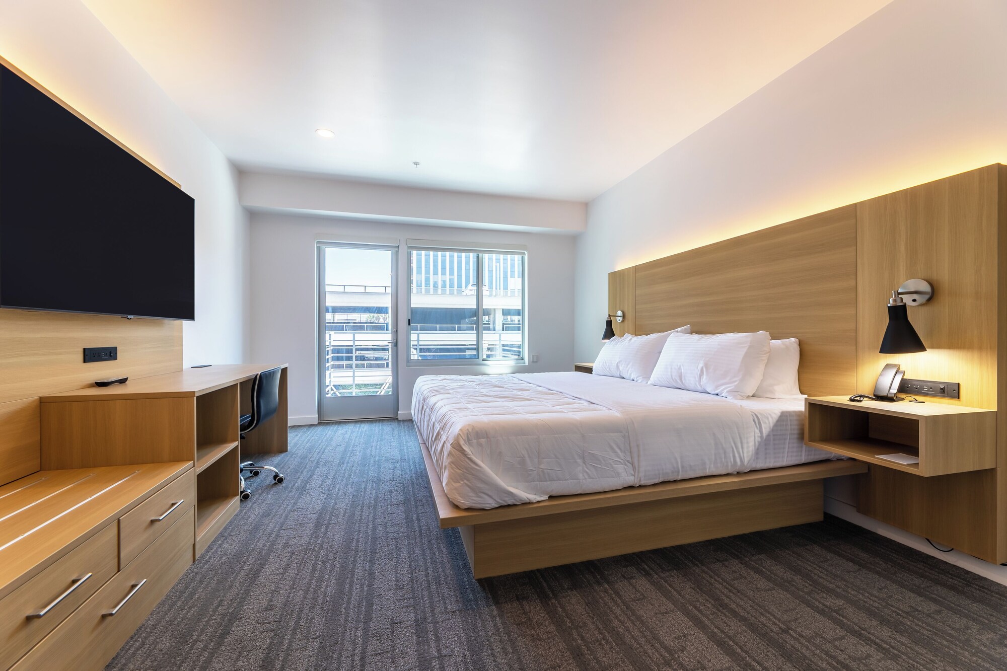 客房， 1 张特大床， 无障碍， 阳台