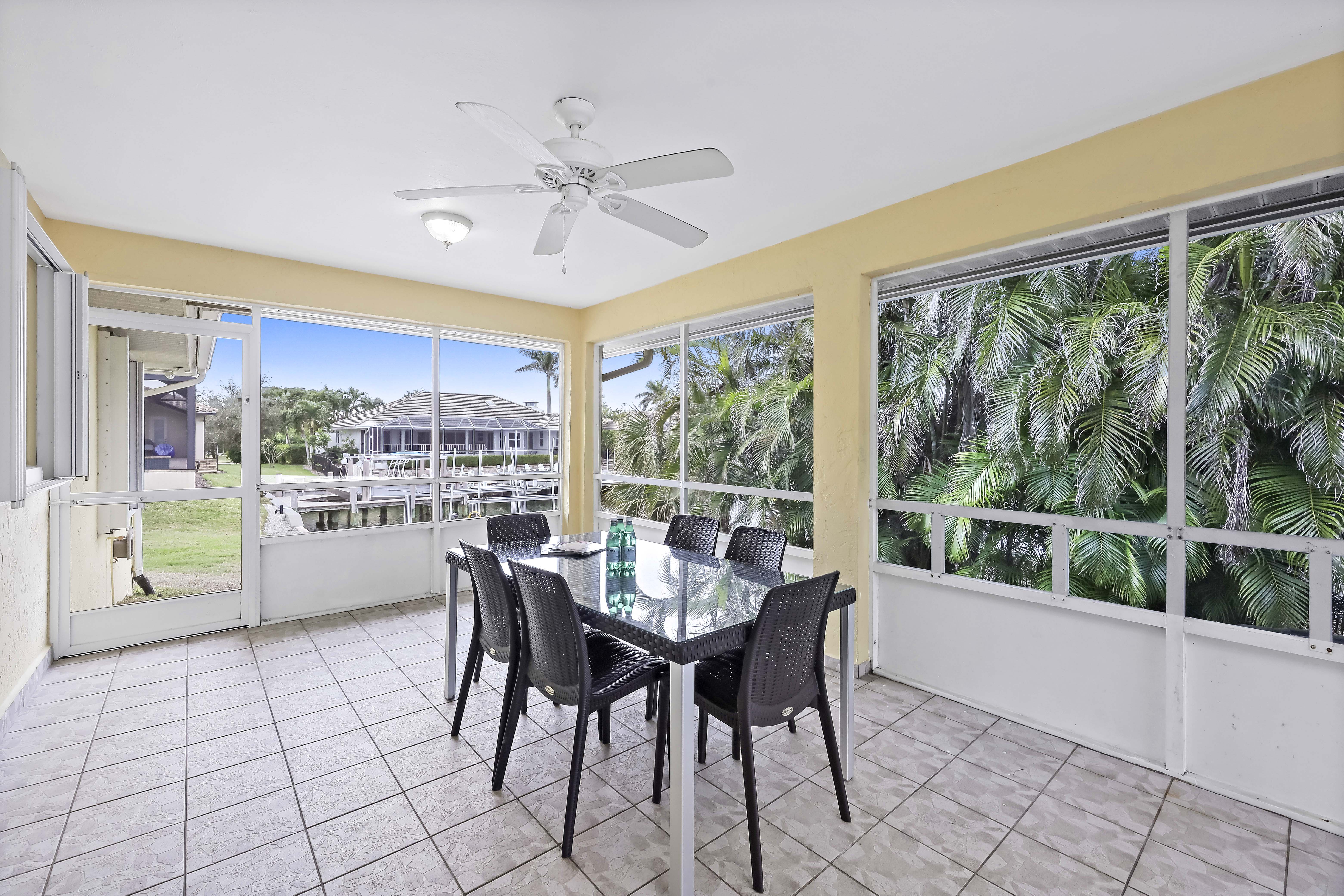 大型泳池和风景运河-迷人海滨避风港