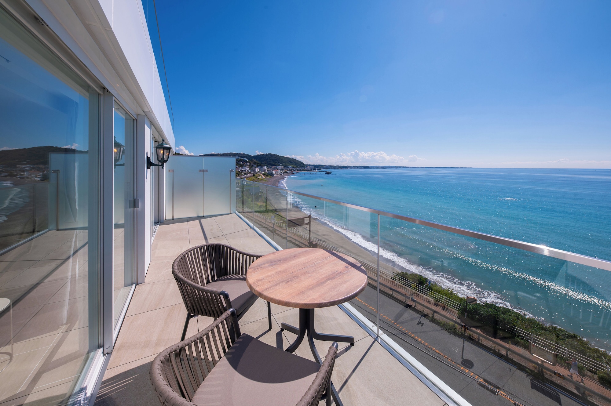 豪华阳台套房，禁烟（含早餐 + 法式晚餐【晚餐时间：7:30~8:00PM】）