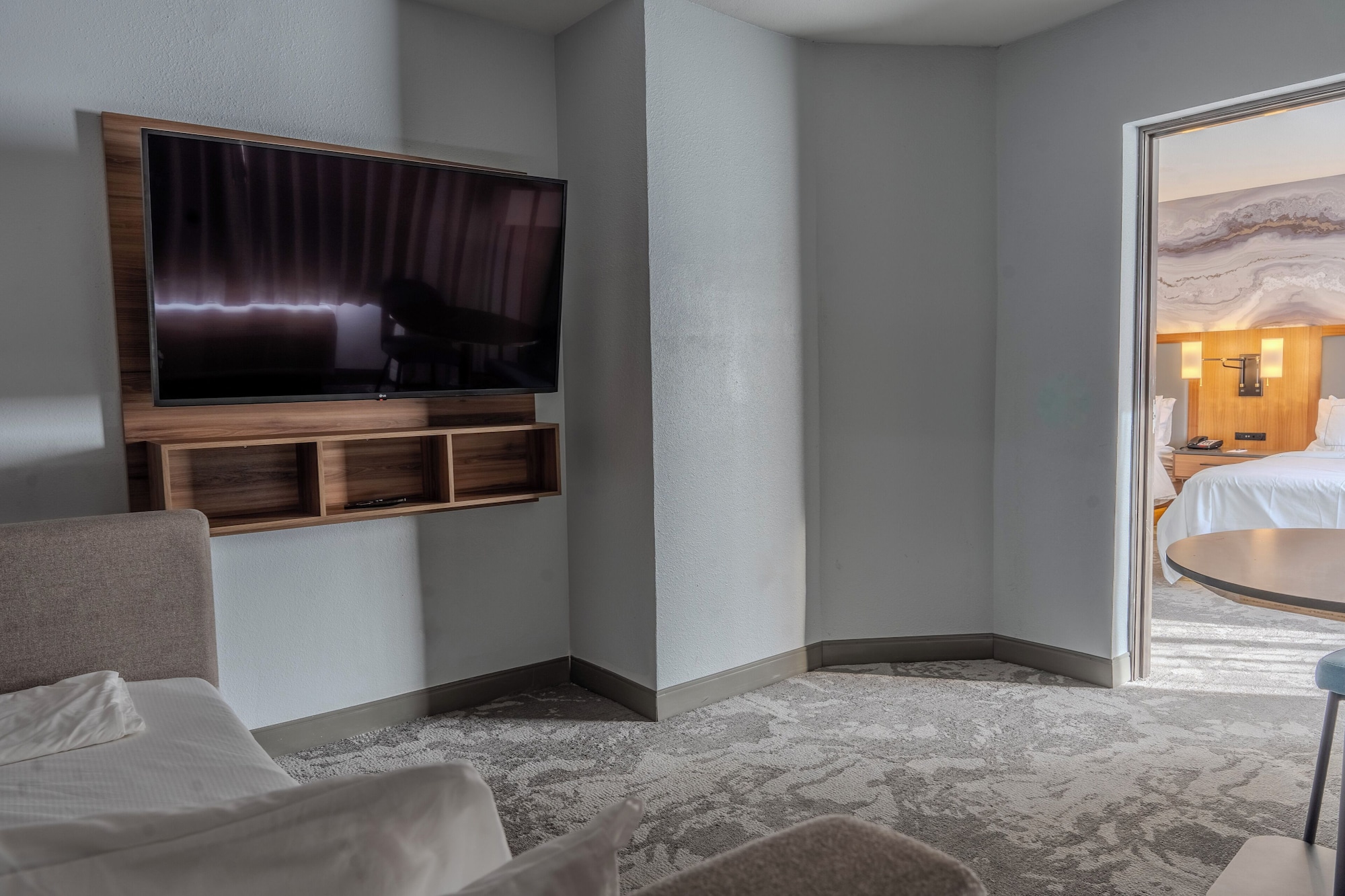 超大型房间，配有两张大床和一张双层床