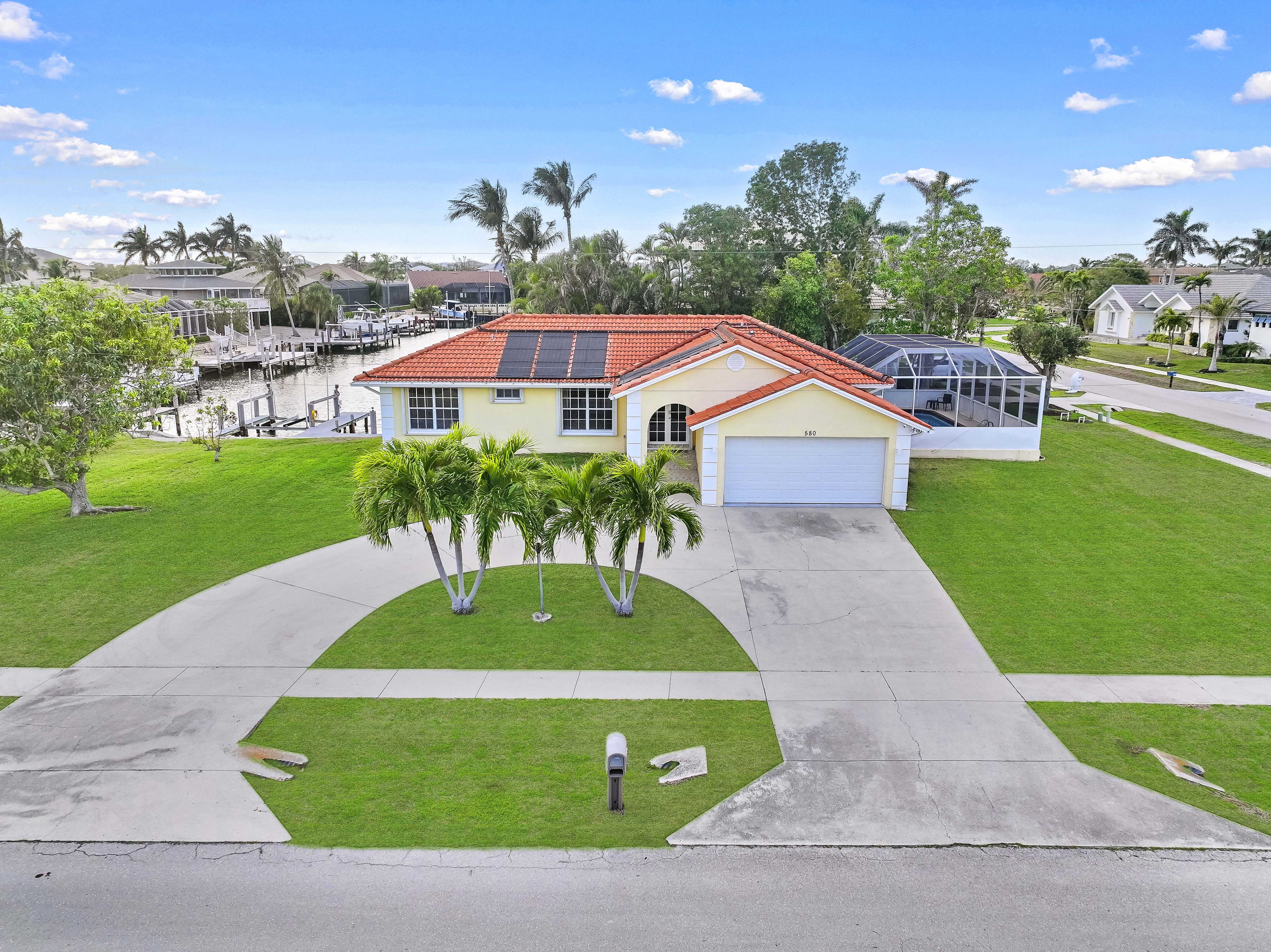 大型泳池和风景运河-迷人海滨避风港