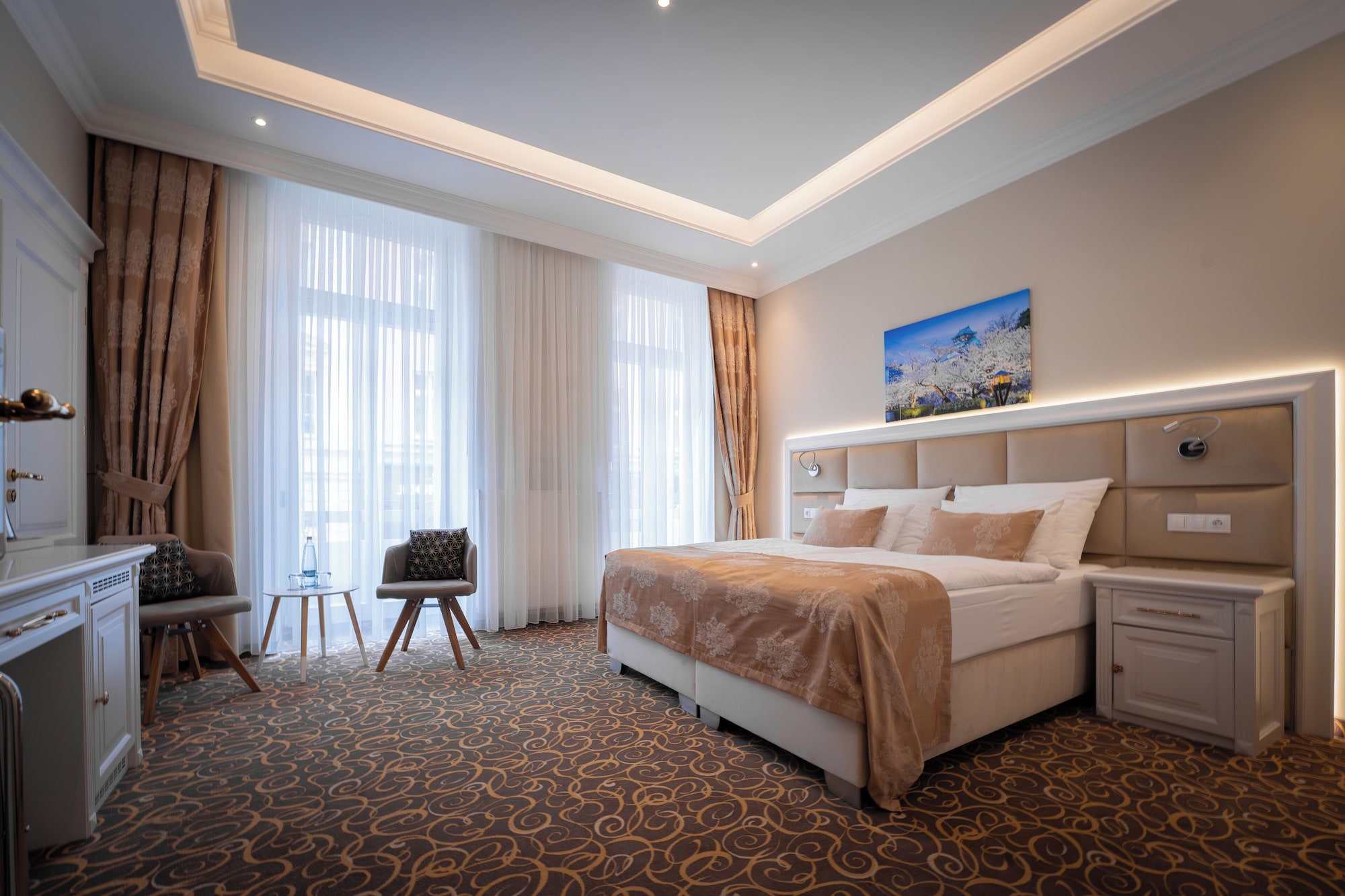 高级双人房或双床房，1张特大床，城市景观