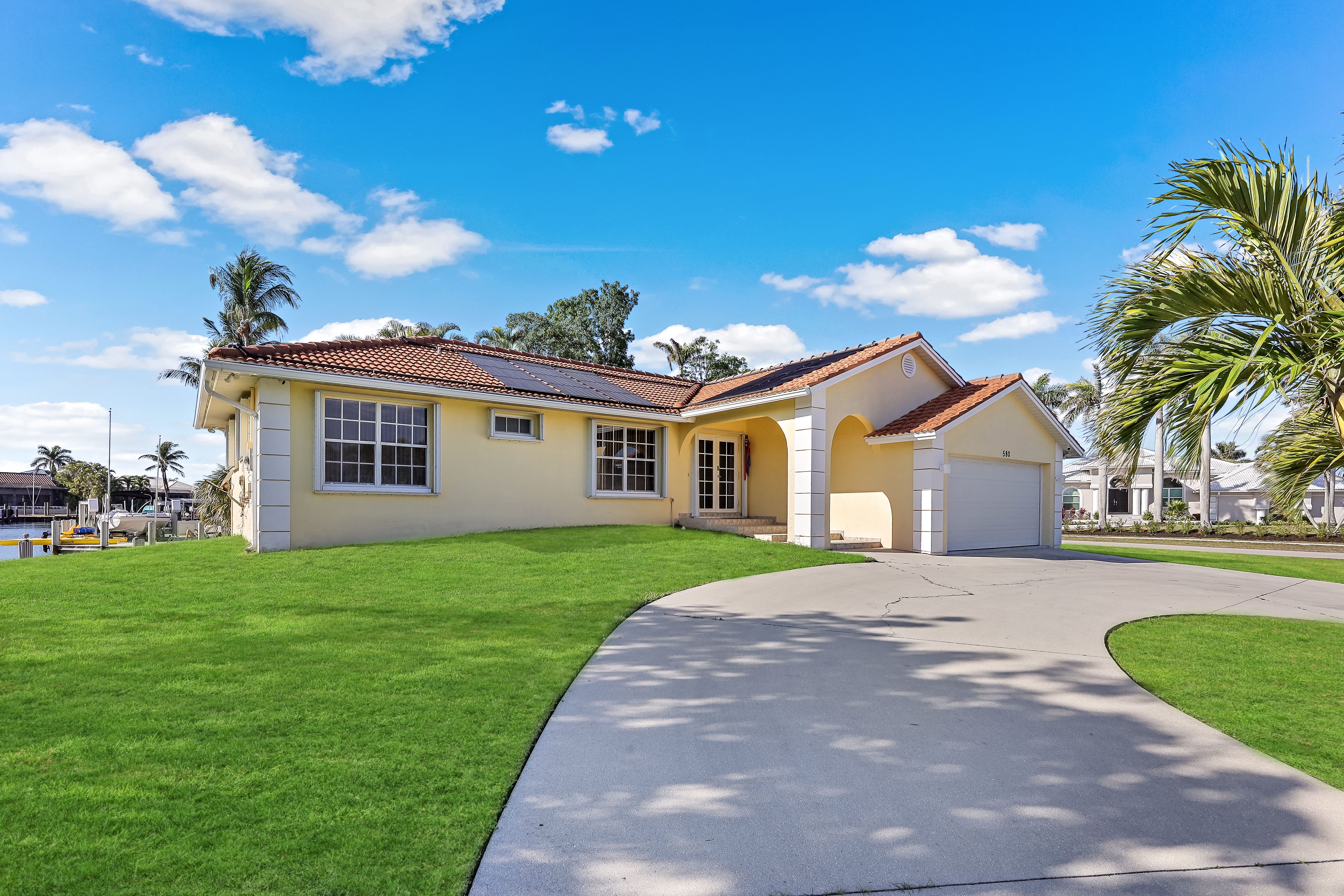 大型泳池和风景运河-迷人海滨避风港