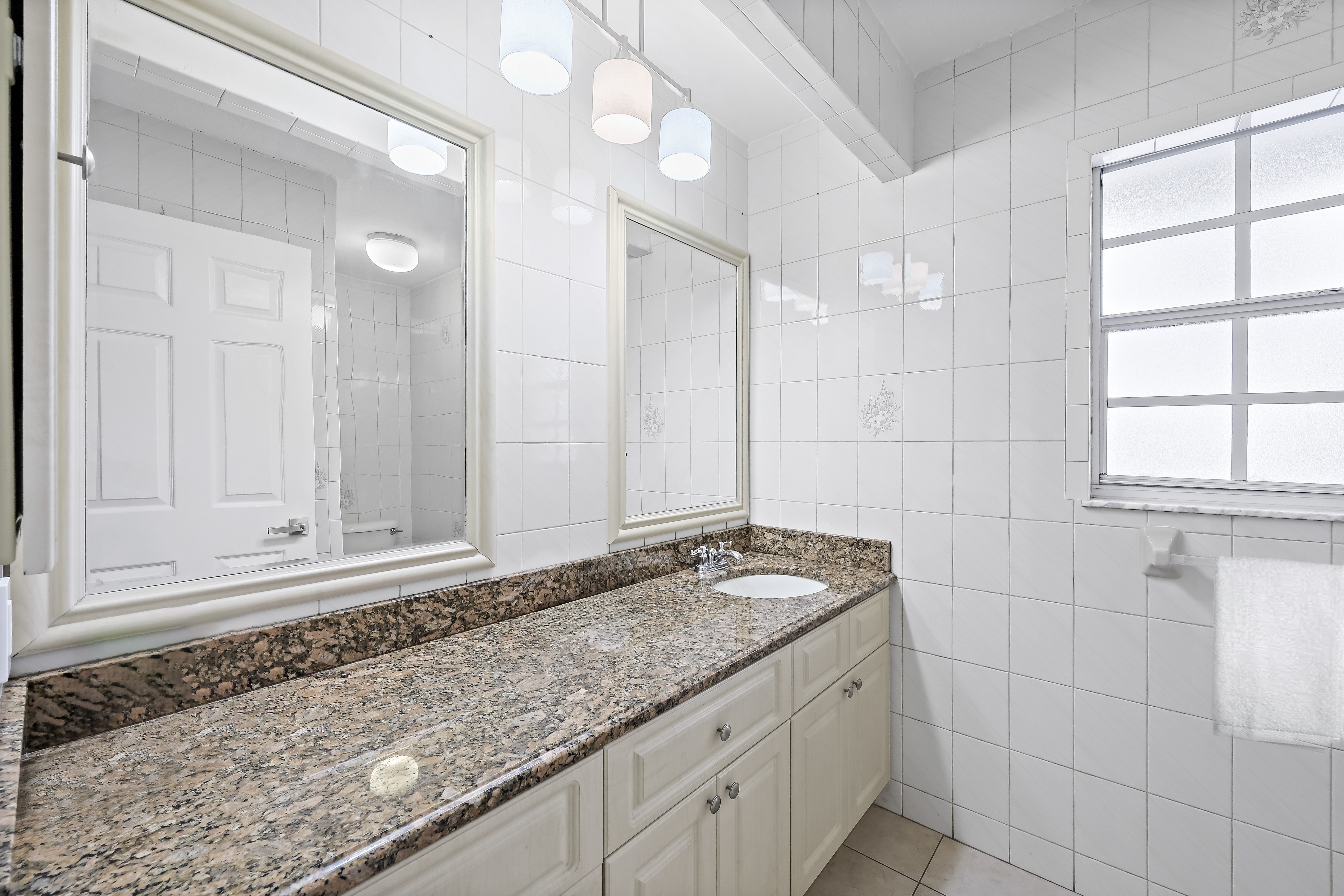 大型泳池和风景运河-迷人海滨避风港