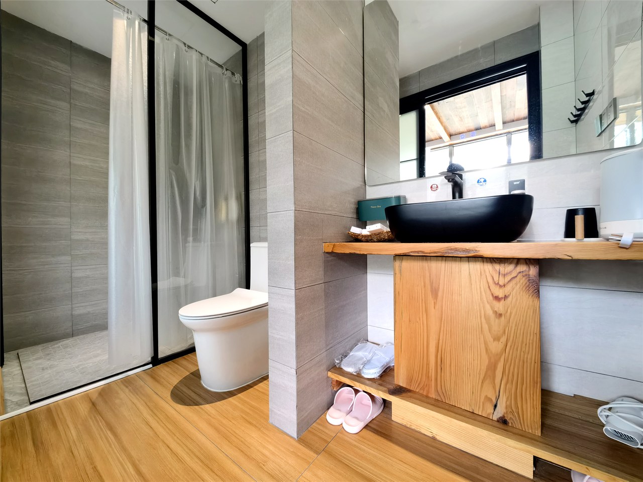 2 Room (Double Bed) (Balcony)