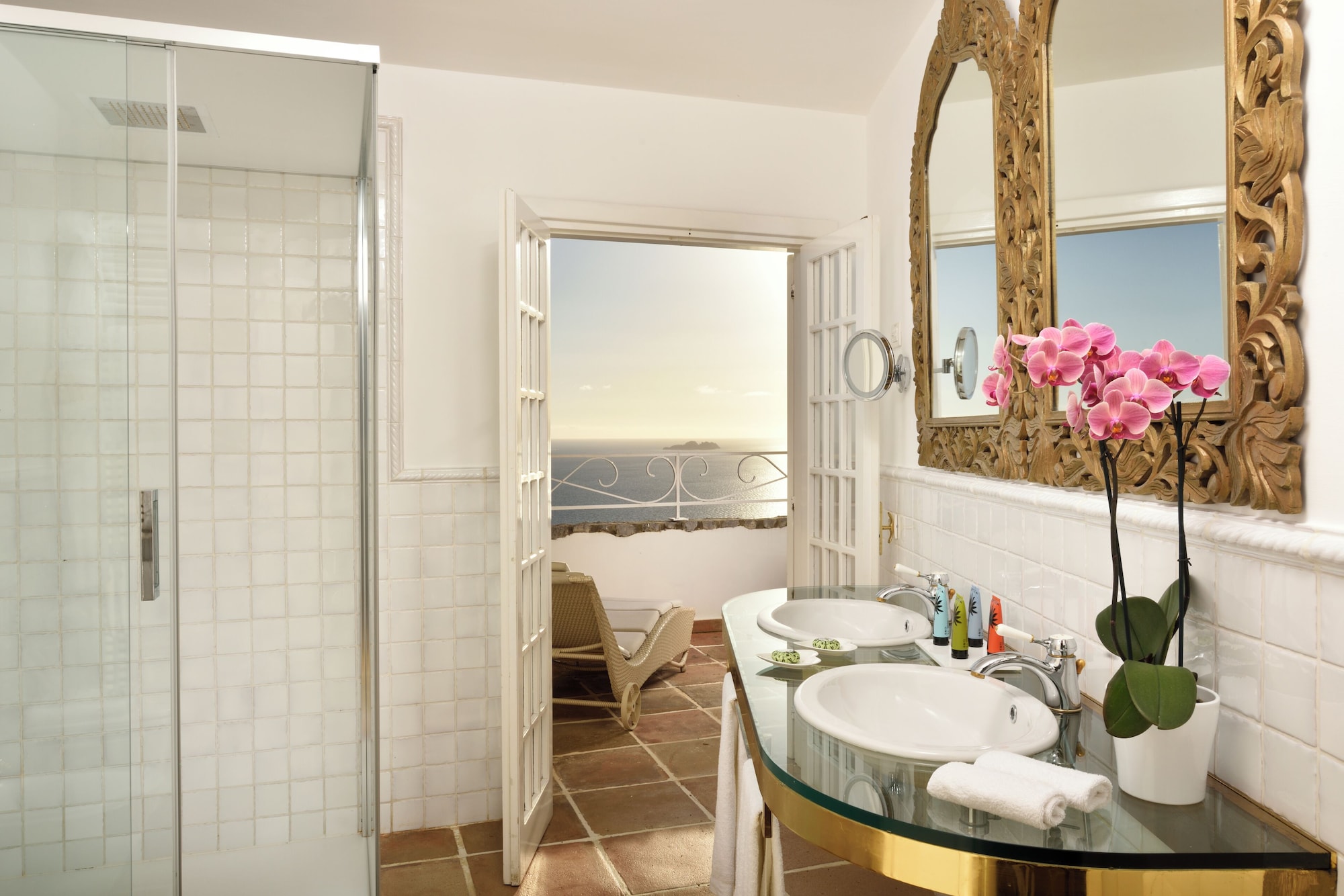 全景套房，一张特大床加梳化床，带热水浴缸，海景