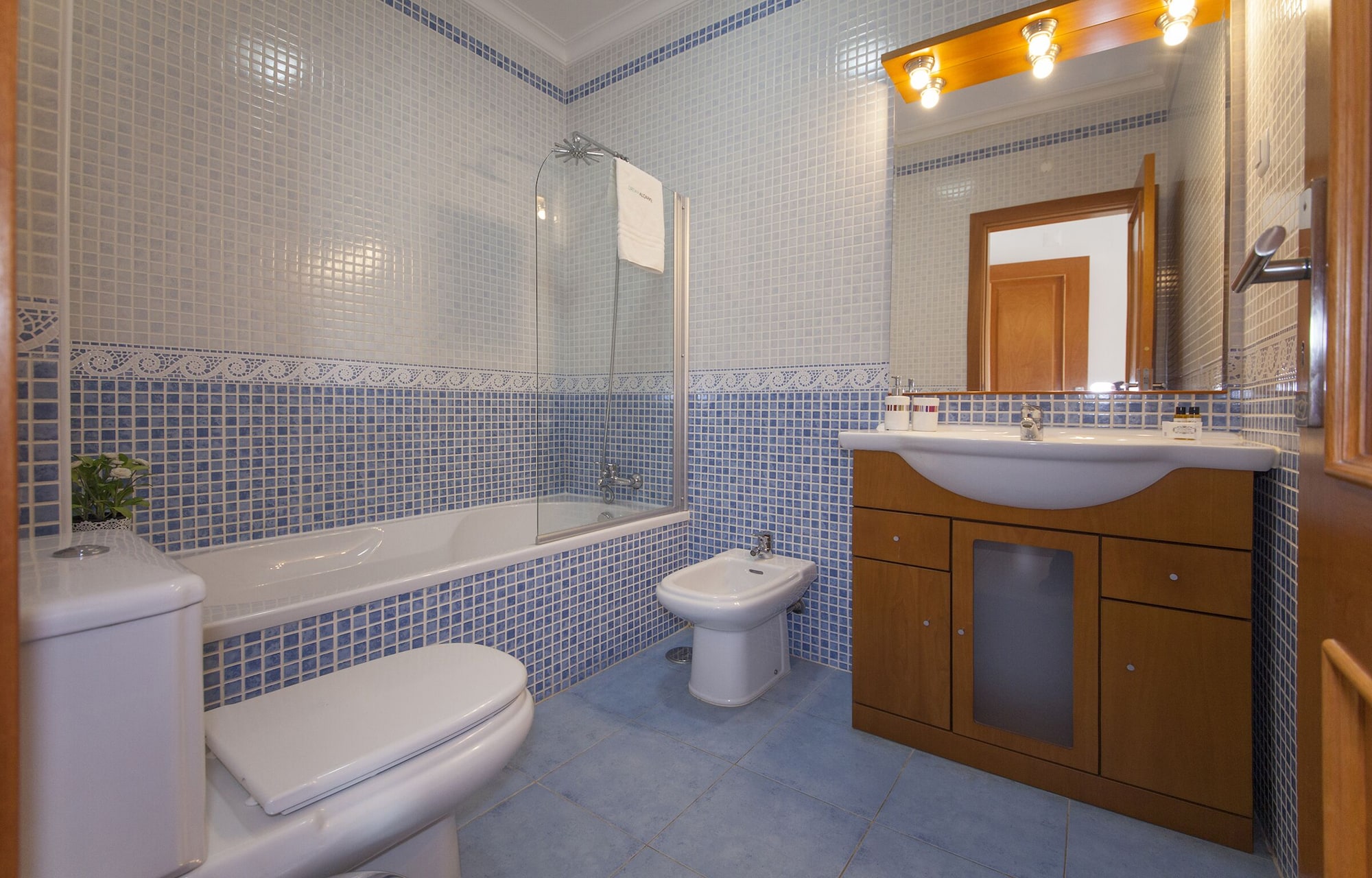 带阳台的两卧室公寓