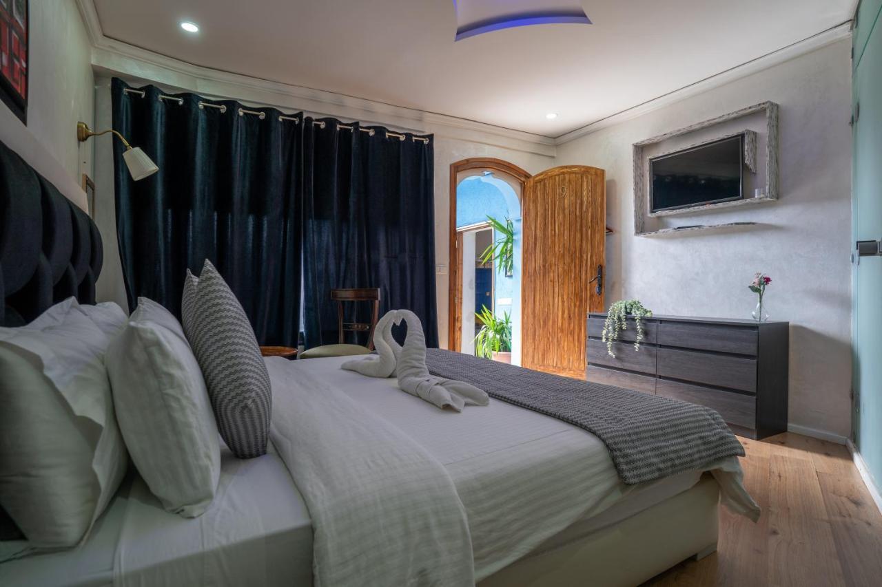 带山景的双人间