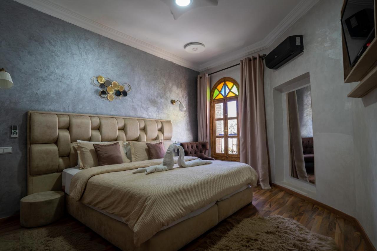 带山景的双人间