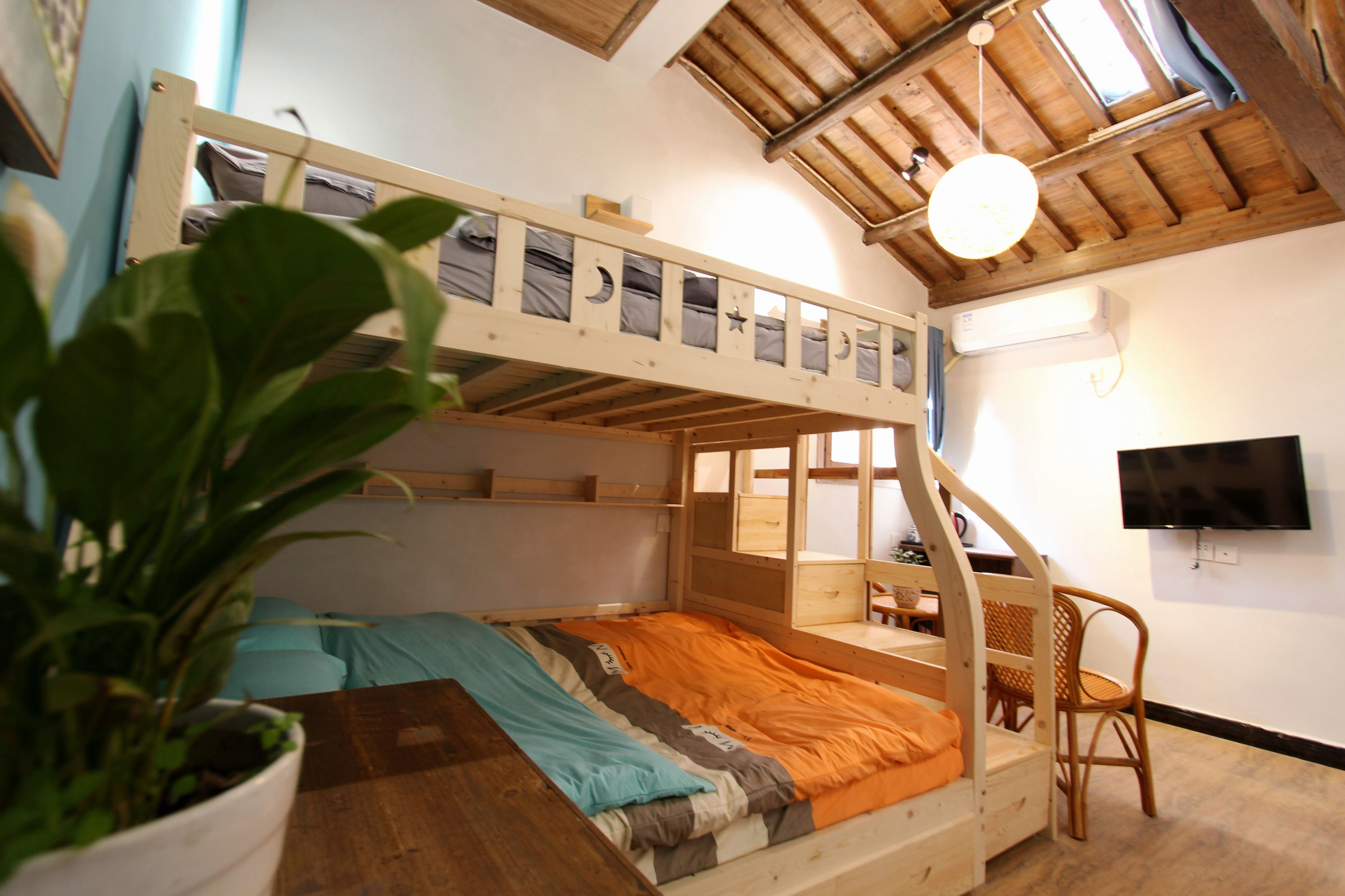 Tingjia Featured Cozy Room