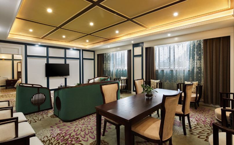 Luxury One-Bedroom Suite With Parlor, Lcd Tv, And Tub