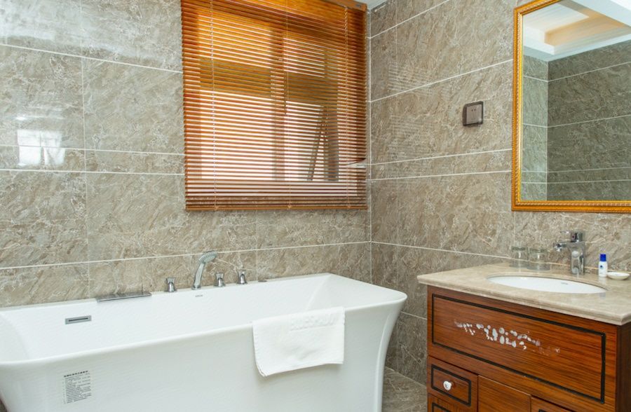 Mountain River Scenic View Romantic Tub Theme Room