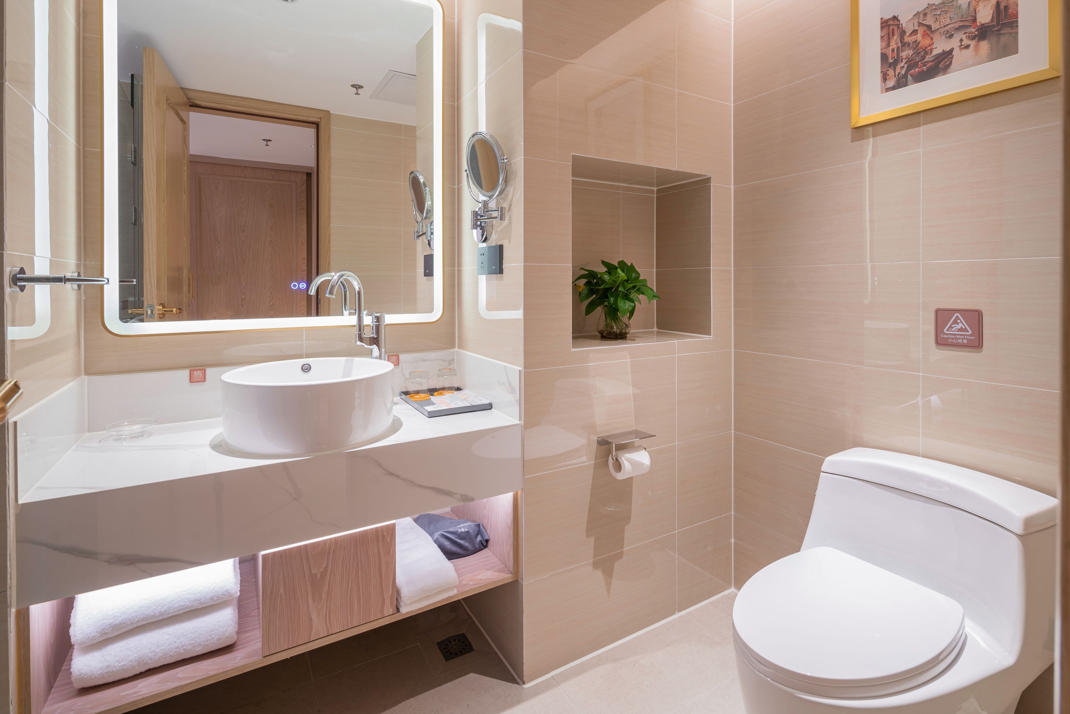 豪华套房（语音客控+独立客厅+小冰箱+定制茶具）