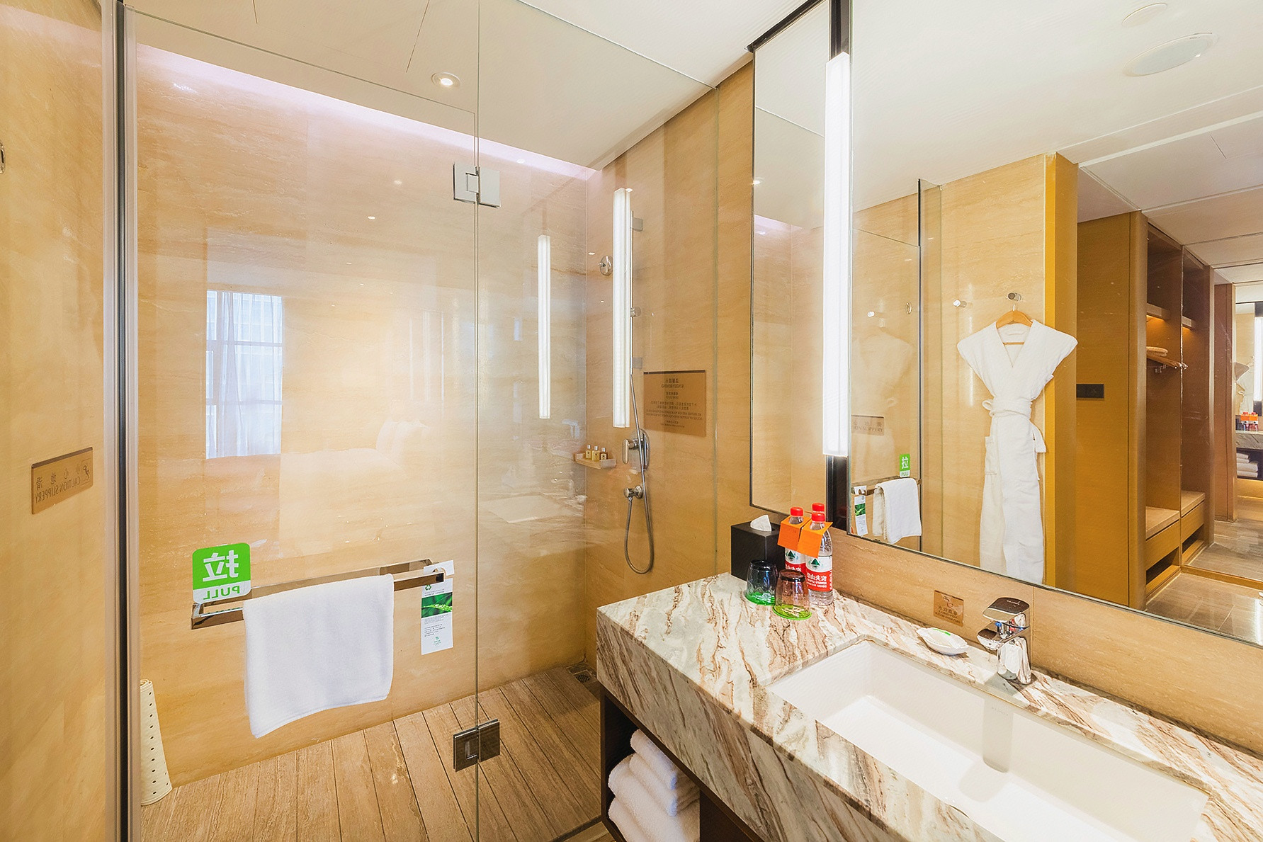 假日高级大床房