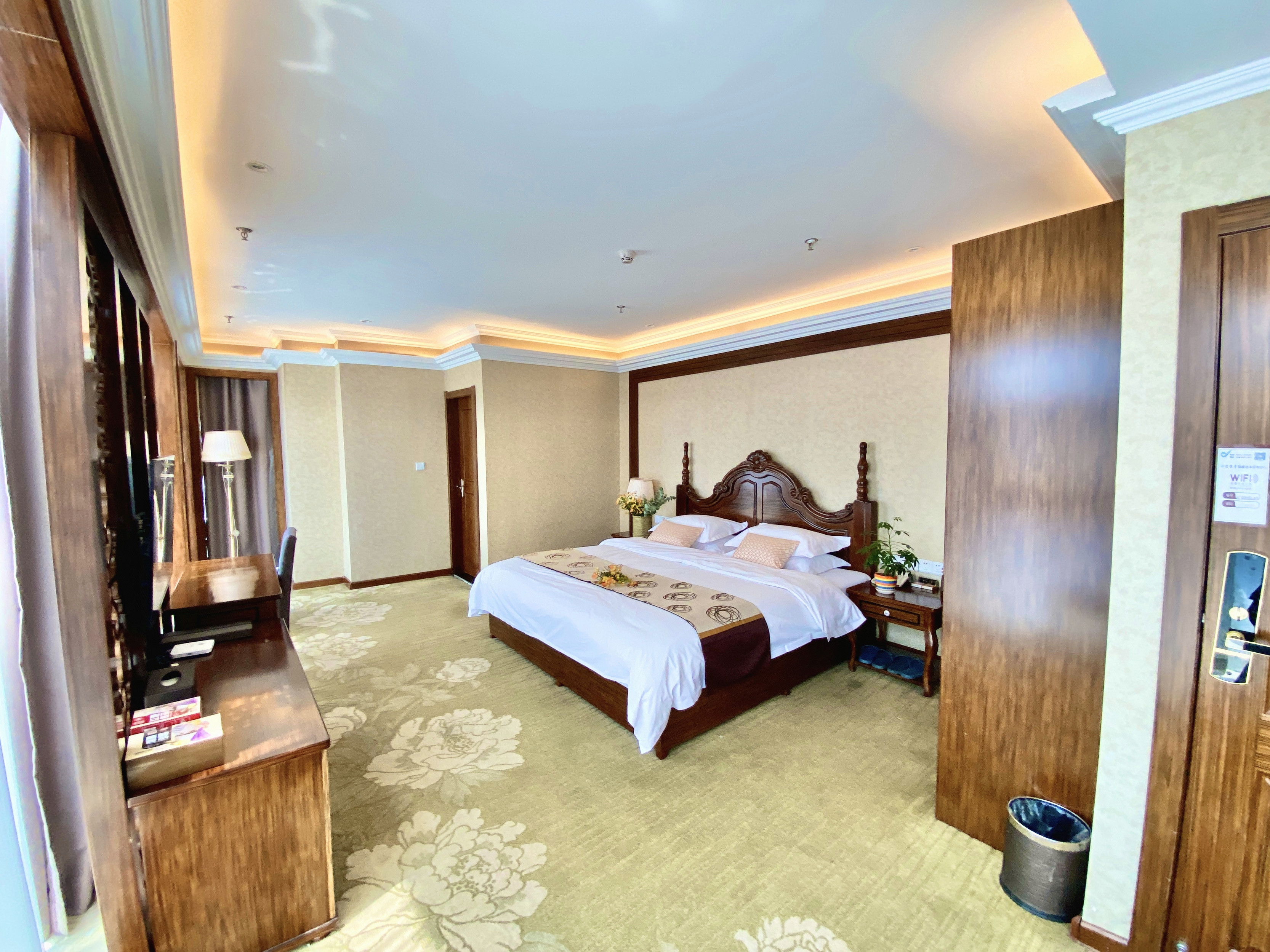 Mountain River Scenic View 180 ° Executive Double Bed Room