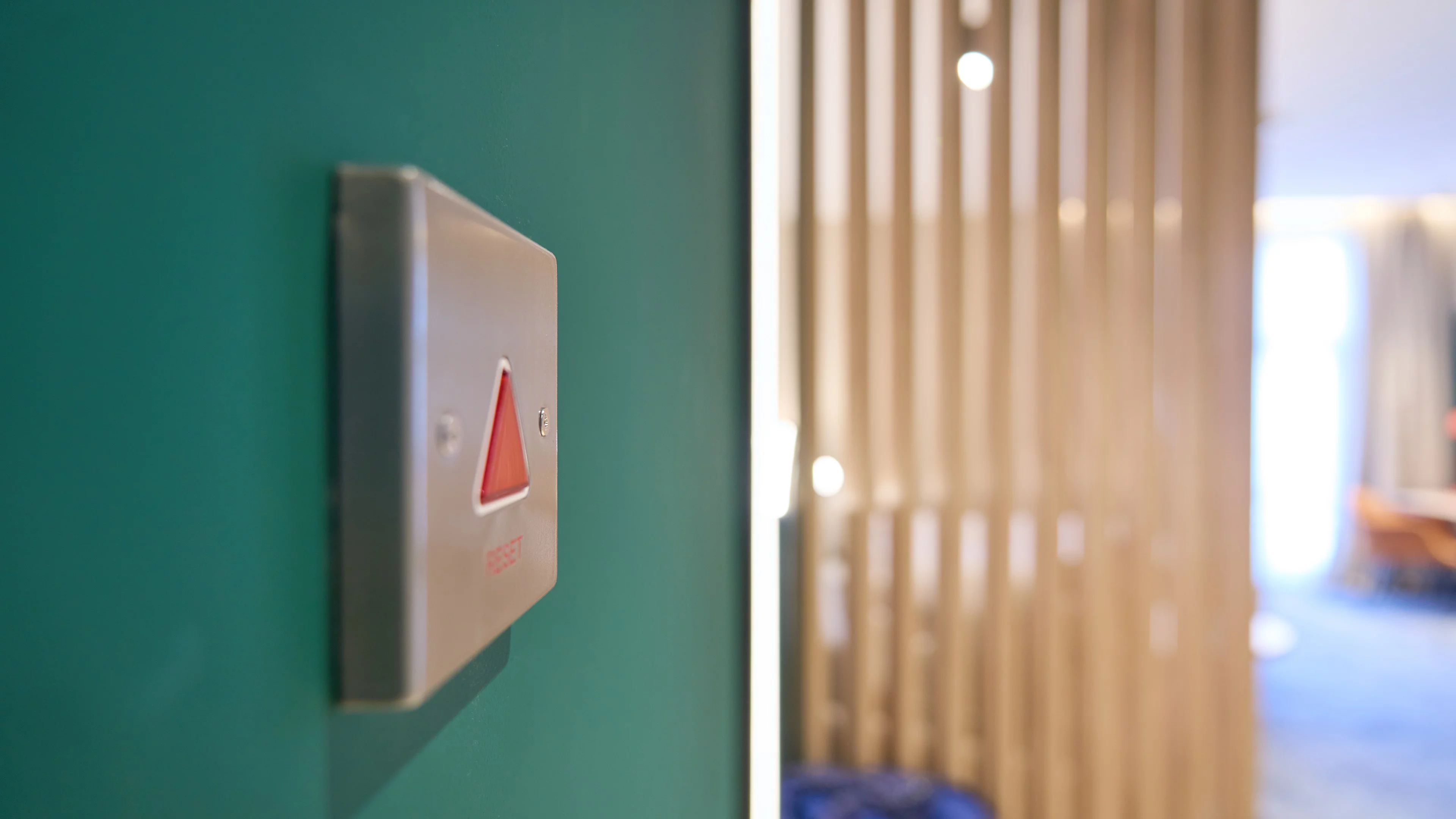 无障碍标准特大床房，庭院景观