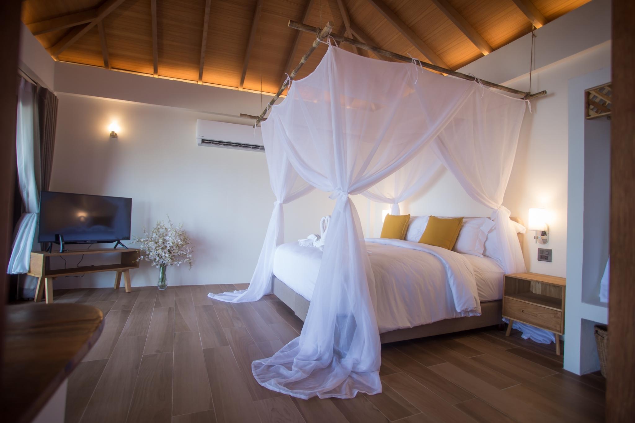 带室内按摩浴缸的蜜月套房