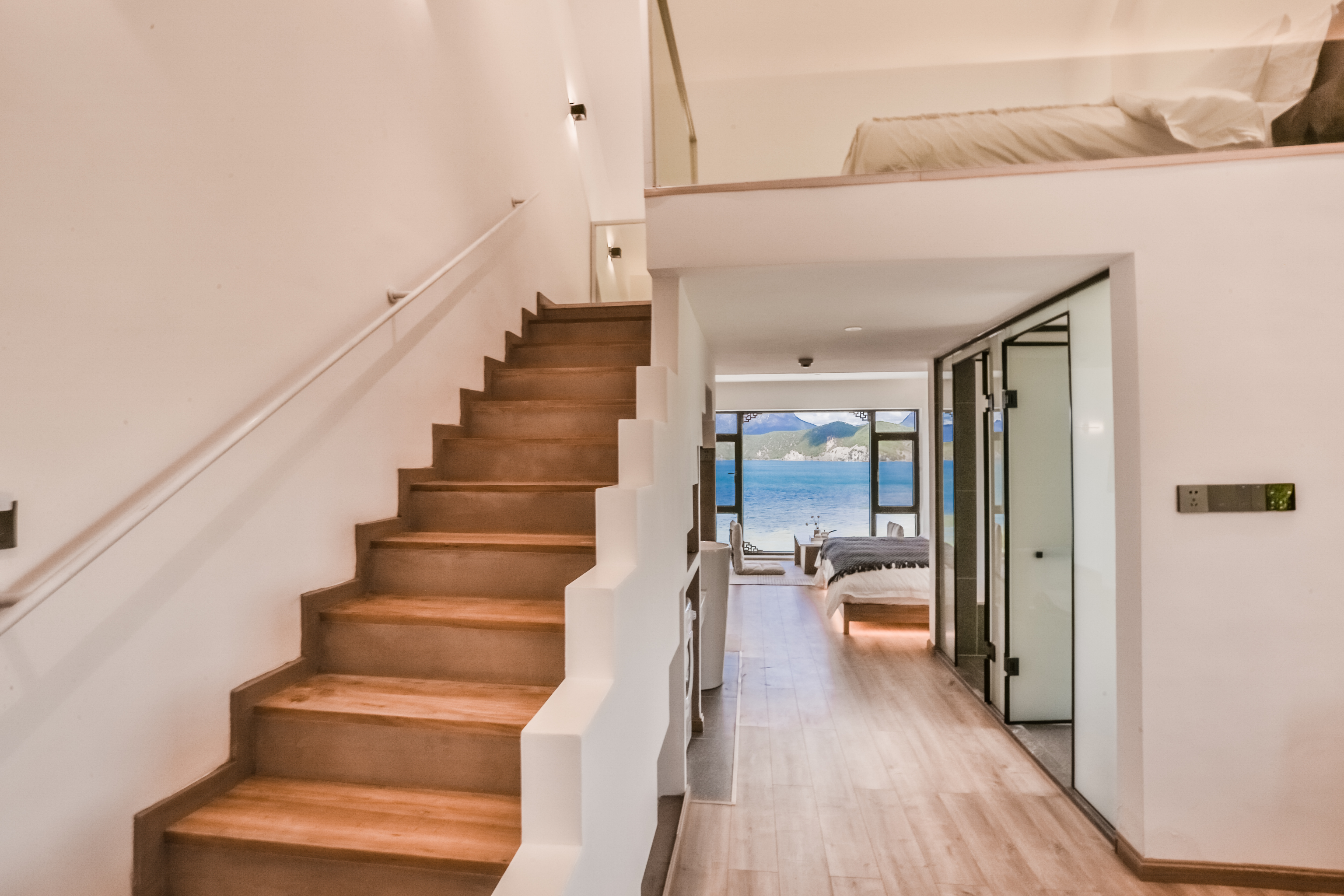 无敌湖景复式双床套房-晨雾美景-洗衣机-地暖-日落晚霞