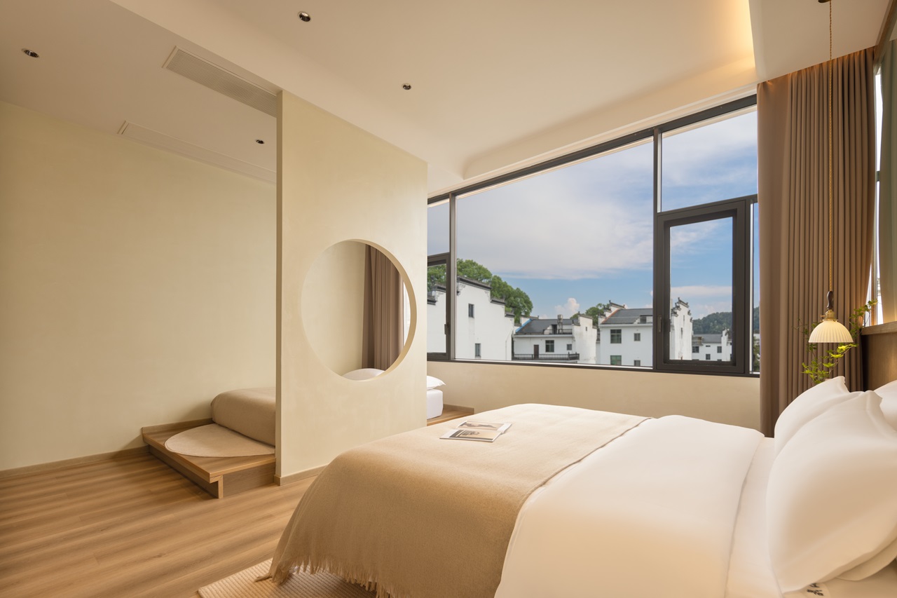 Green Field Scenic Family Room (Hisense 27