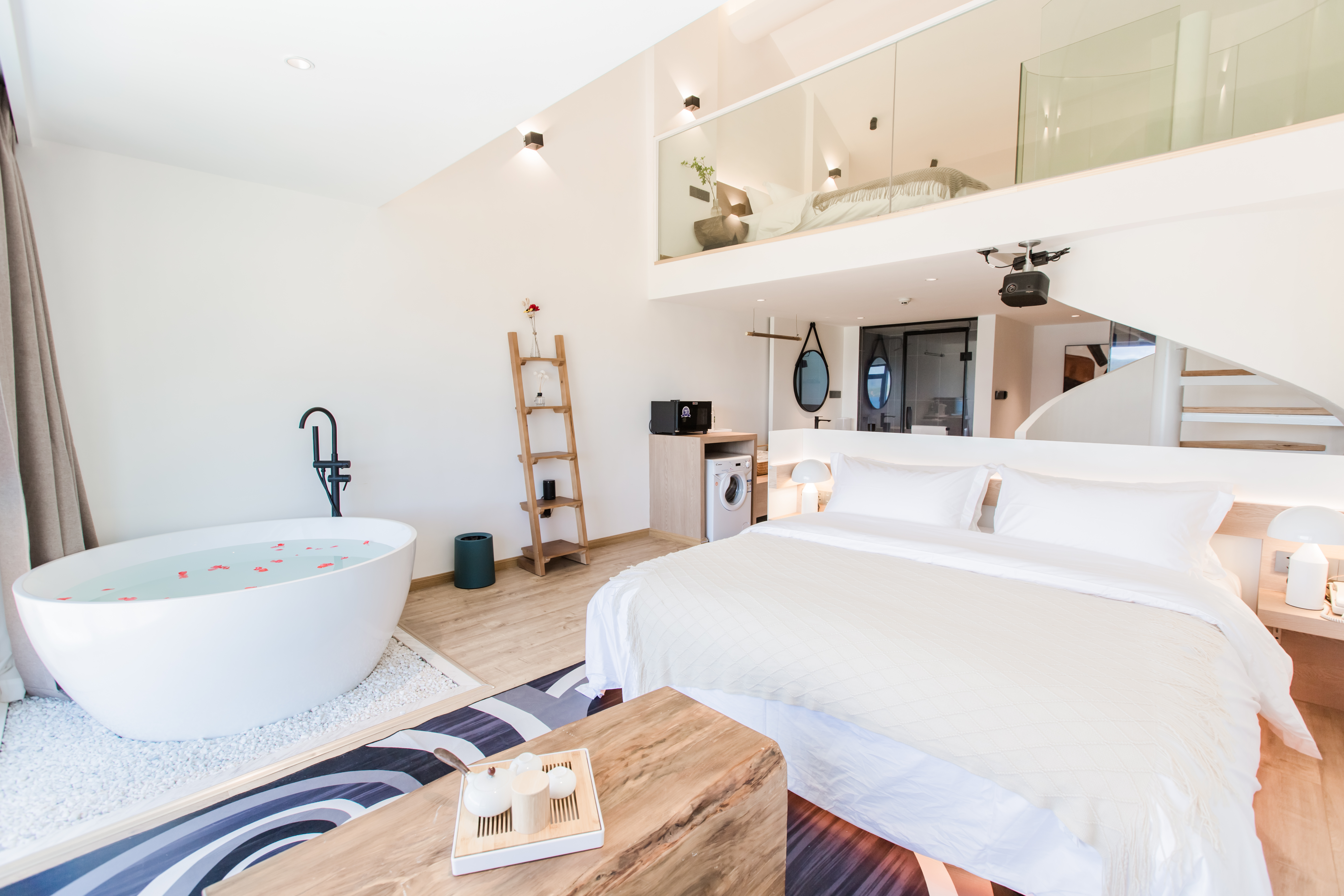 无敌湖景复式亲子套房-洗衣机-晨雾美景-日落晚霞-地暖