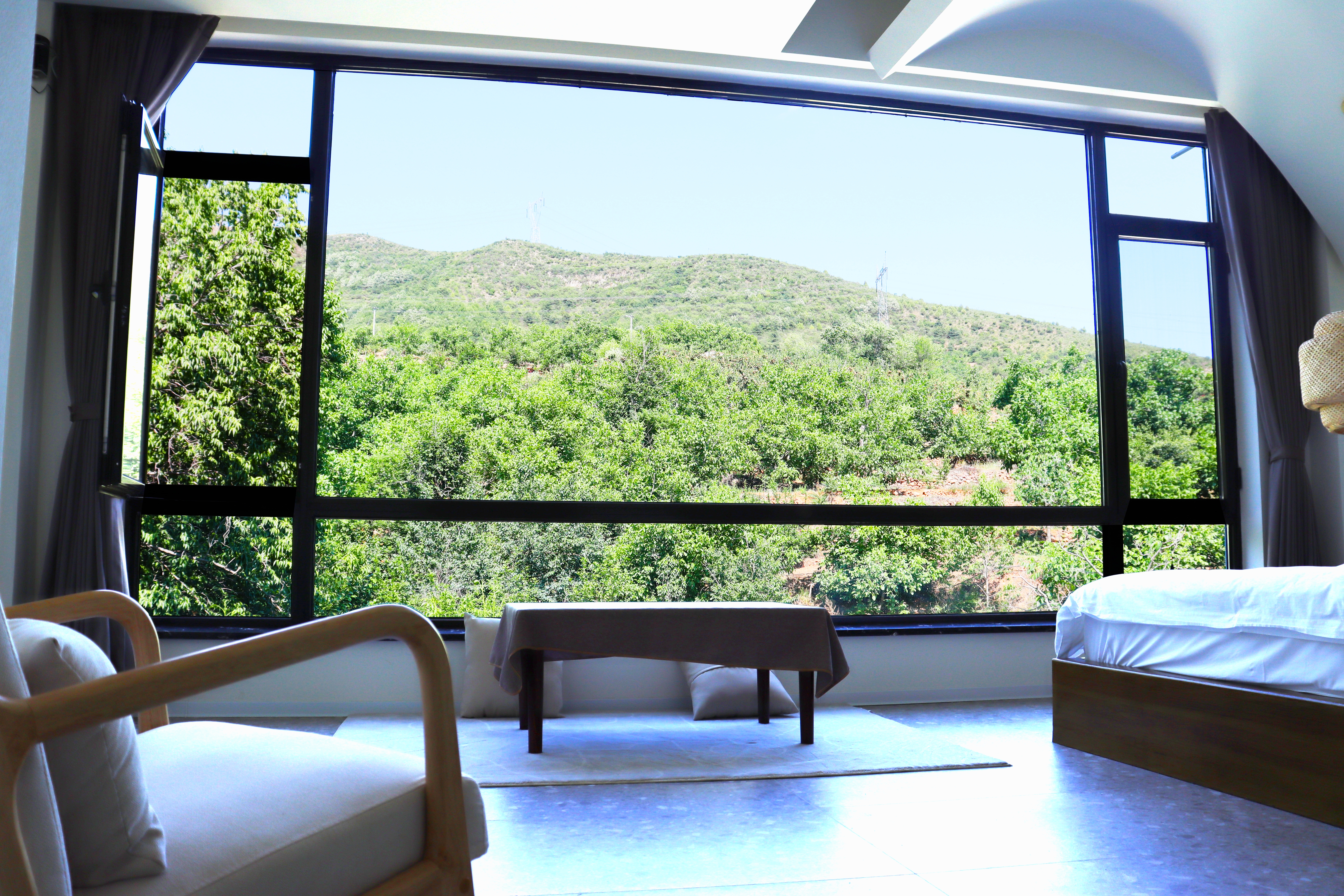 花田错浪漫大床房—泳池+山景+超大投影