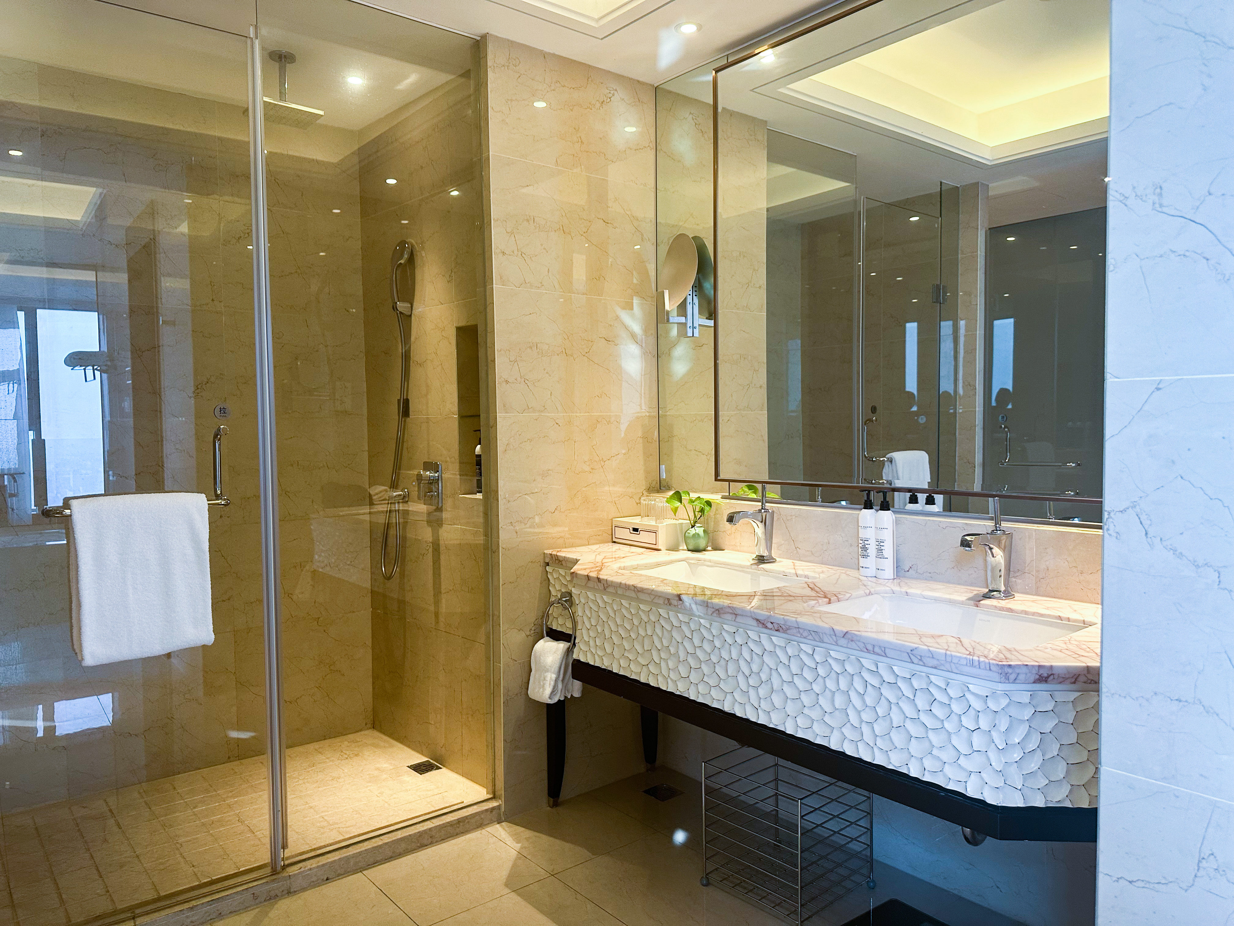 豪华景观大床房（双面全景落地窗+浴缸+特大床）