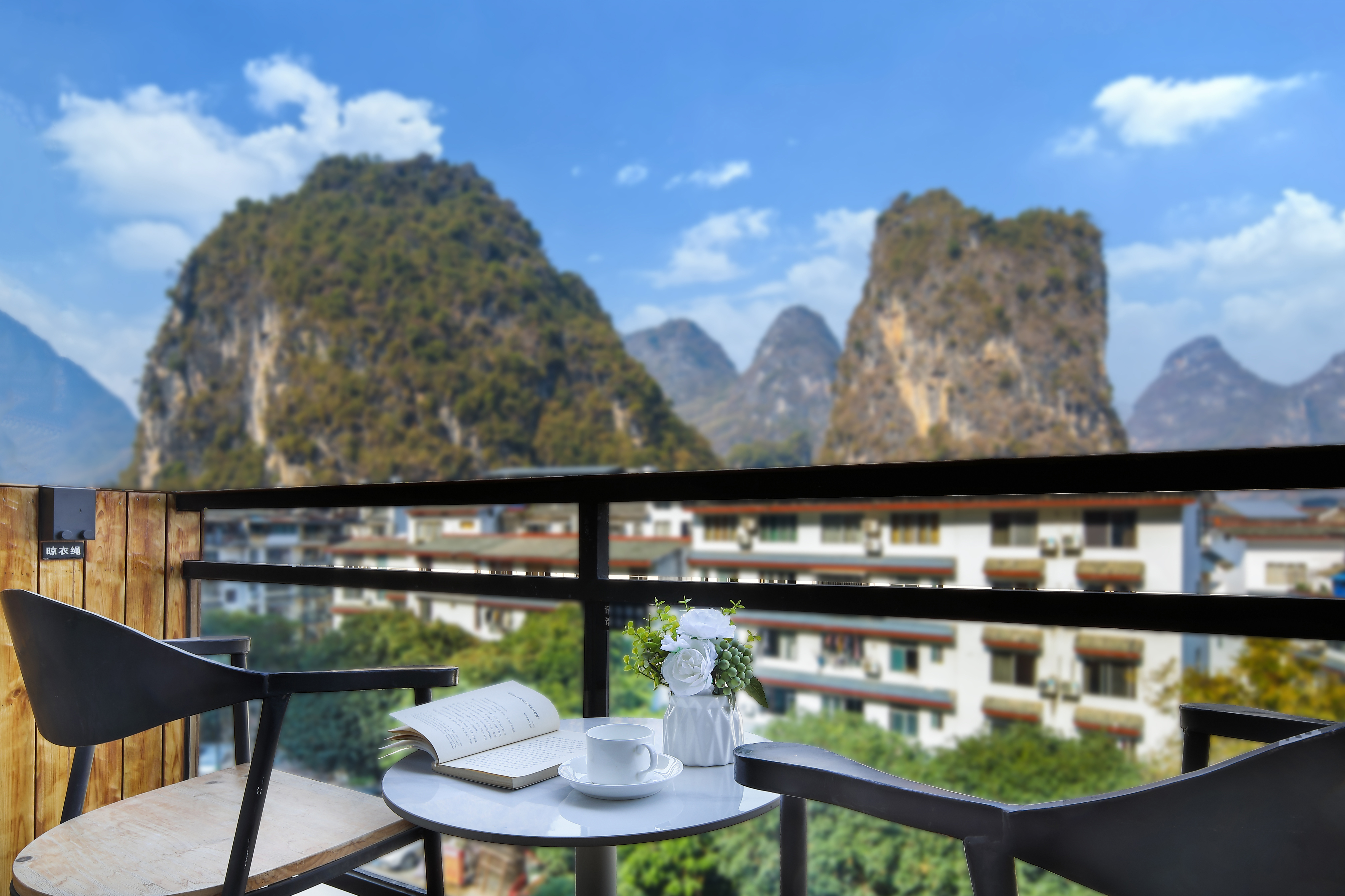 悦山阳台双床房（观景阳台+山景与城景的交融）