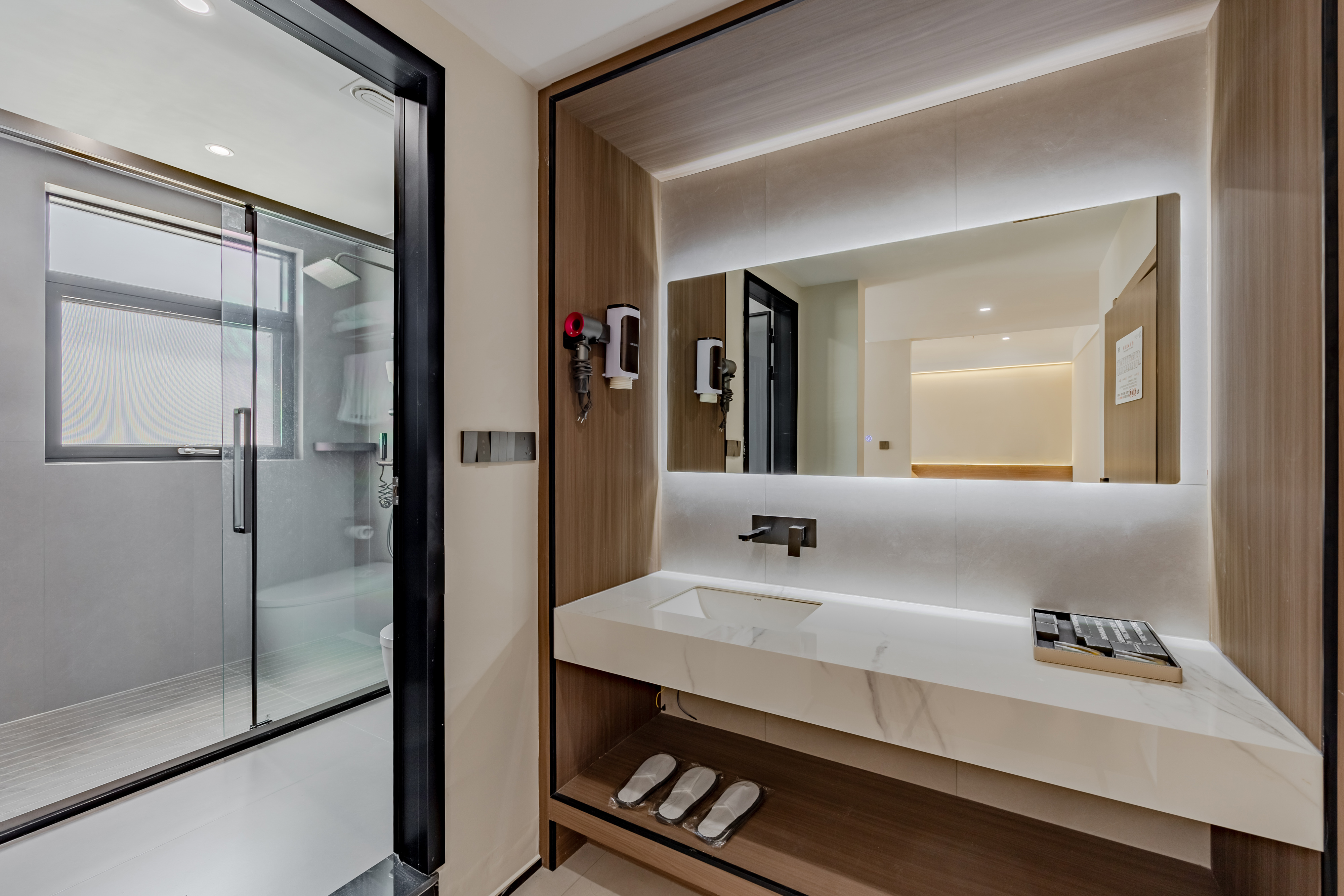 Moju Family Suite (Spacious, Hd Audio-Visual Projection, Smart Bathroom)