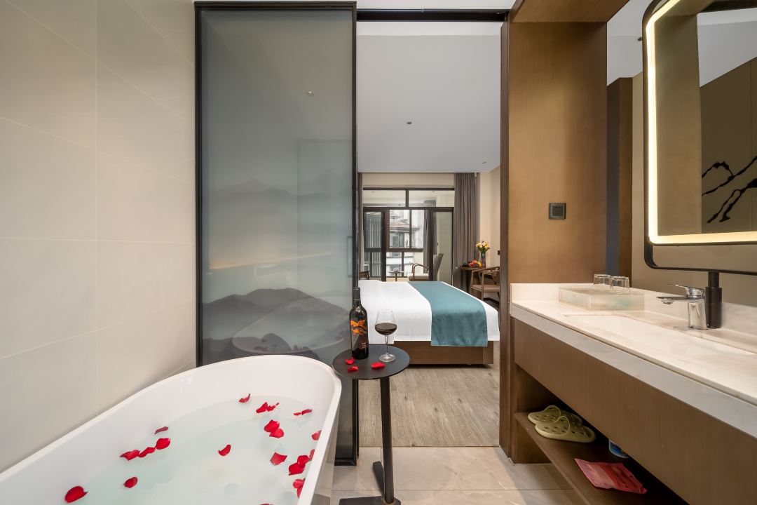 尊享大床房丨观景阳台+浴缸+慕思床垫+巨屏K歌+榻榻米