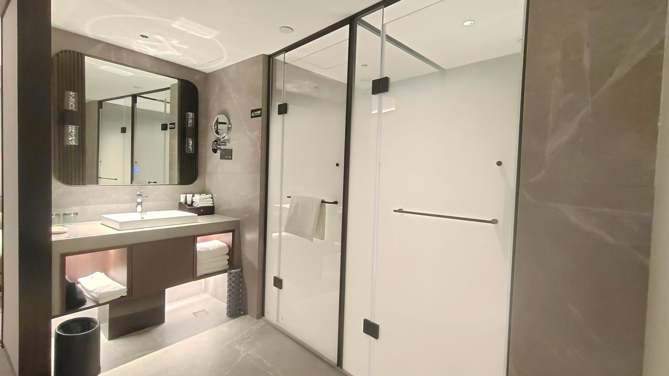 豪华大床房（景观落地窗+RoomPlus洗护用品+小冰箱）