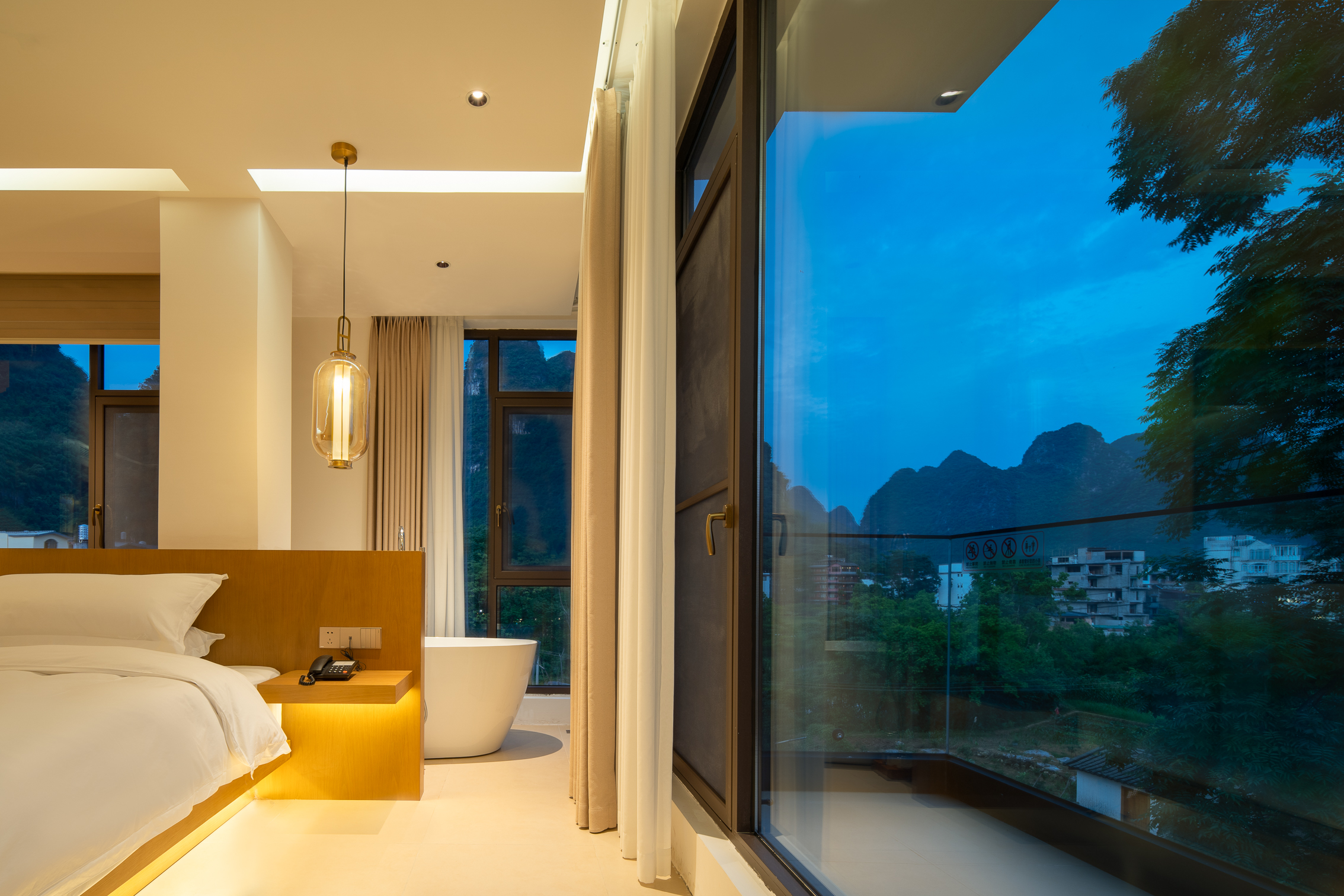 聆溪阳台双床房（270°落地观景+山景浴缸+迷你冰箱+智能马桶）