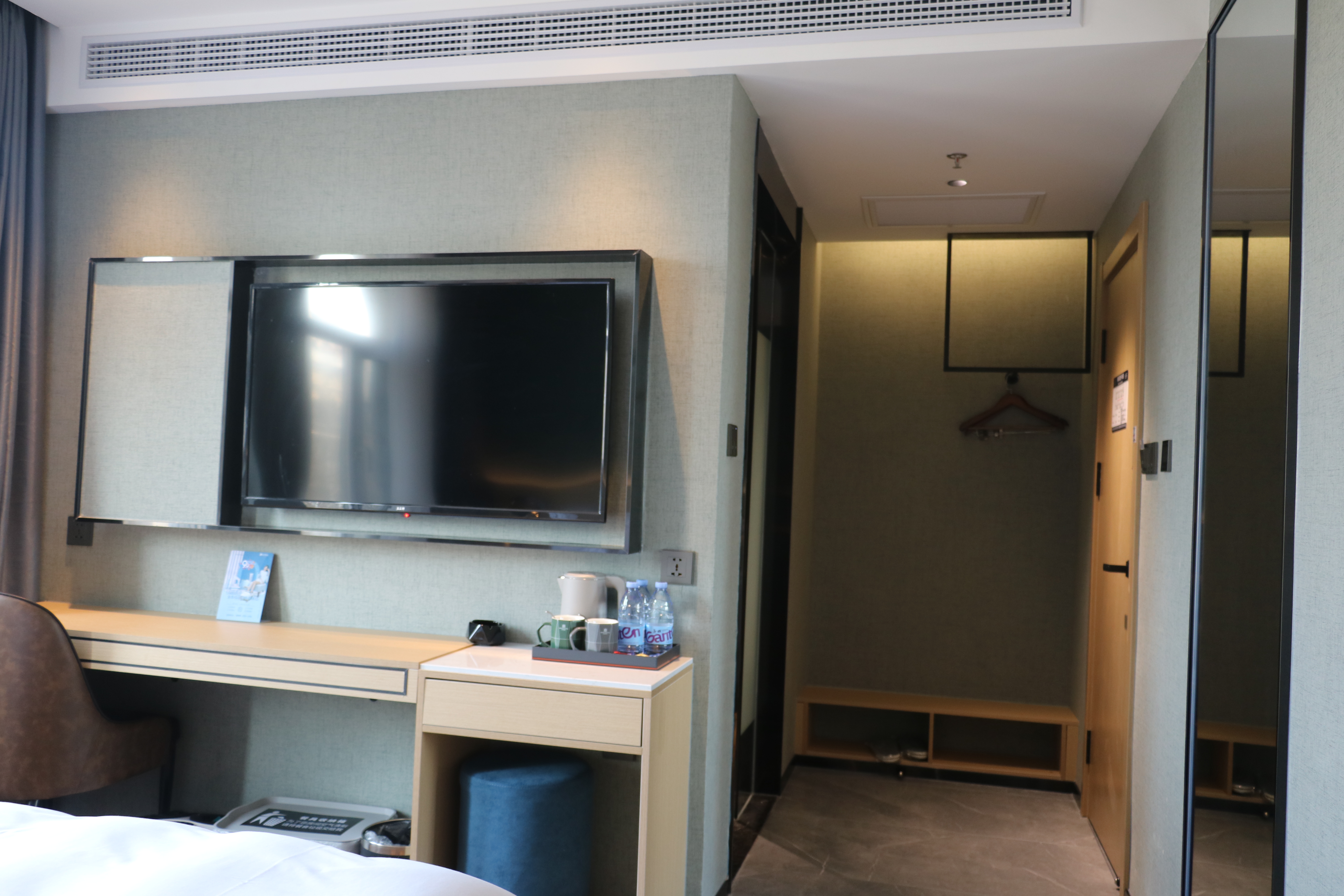 一战成硕·青云万里大床房『全屋智能+零压舒眠乳胶床垫+云朵般柔软透气鹅绒被+MINI冰箱+恒温智能马桶』